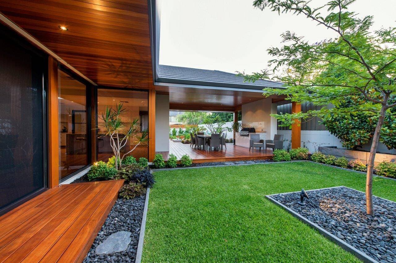 Biệt thự sân vườn đơn giản, hiện đại với chất liệu gỗ, kính chủ đạo
