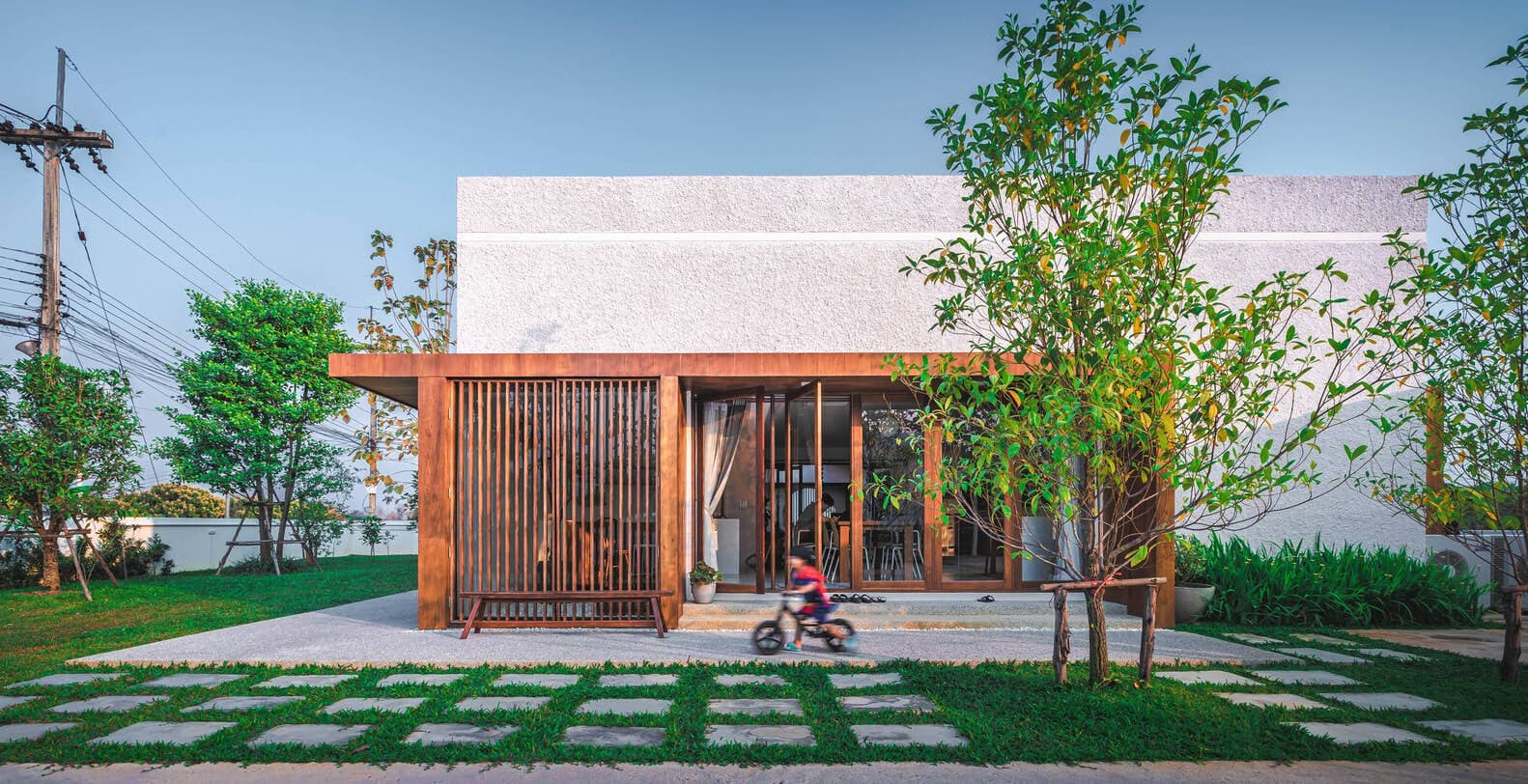 Nhà 1 tầng có đến 4 mặt hướng ra sân vườn thoáng mát, về nhà là thấy nhẹ nhõm, vui vẻ