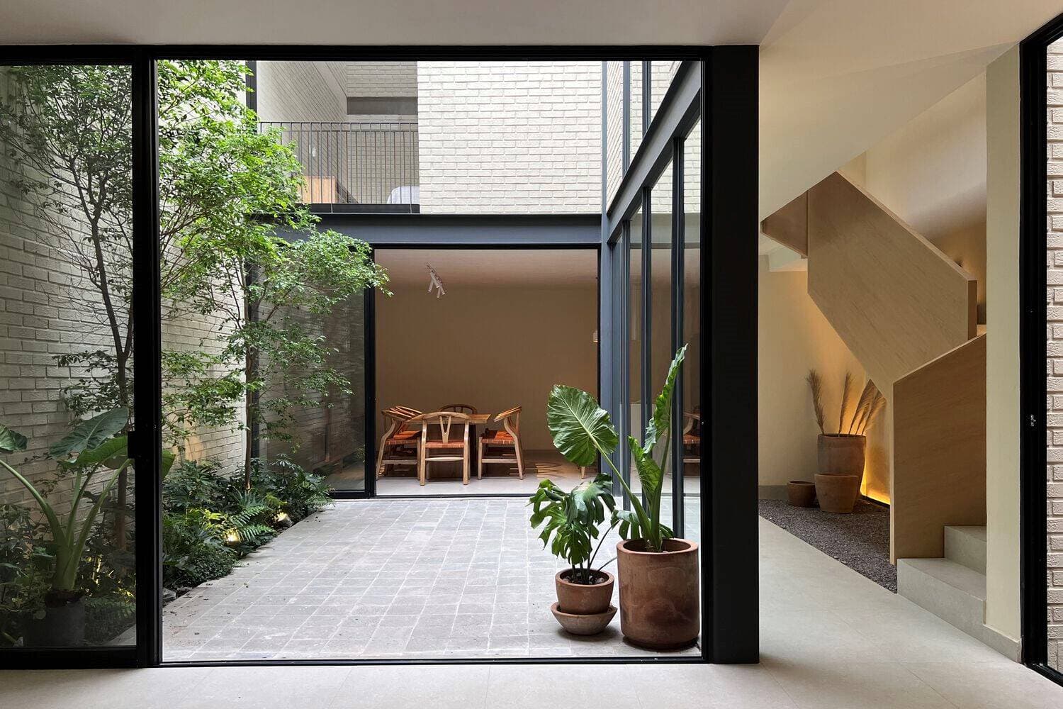 Navarro House thiết kế 3 giếng trời và 1 sân trong để tăng sự kết nối giữa con người và thiên nhiên