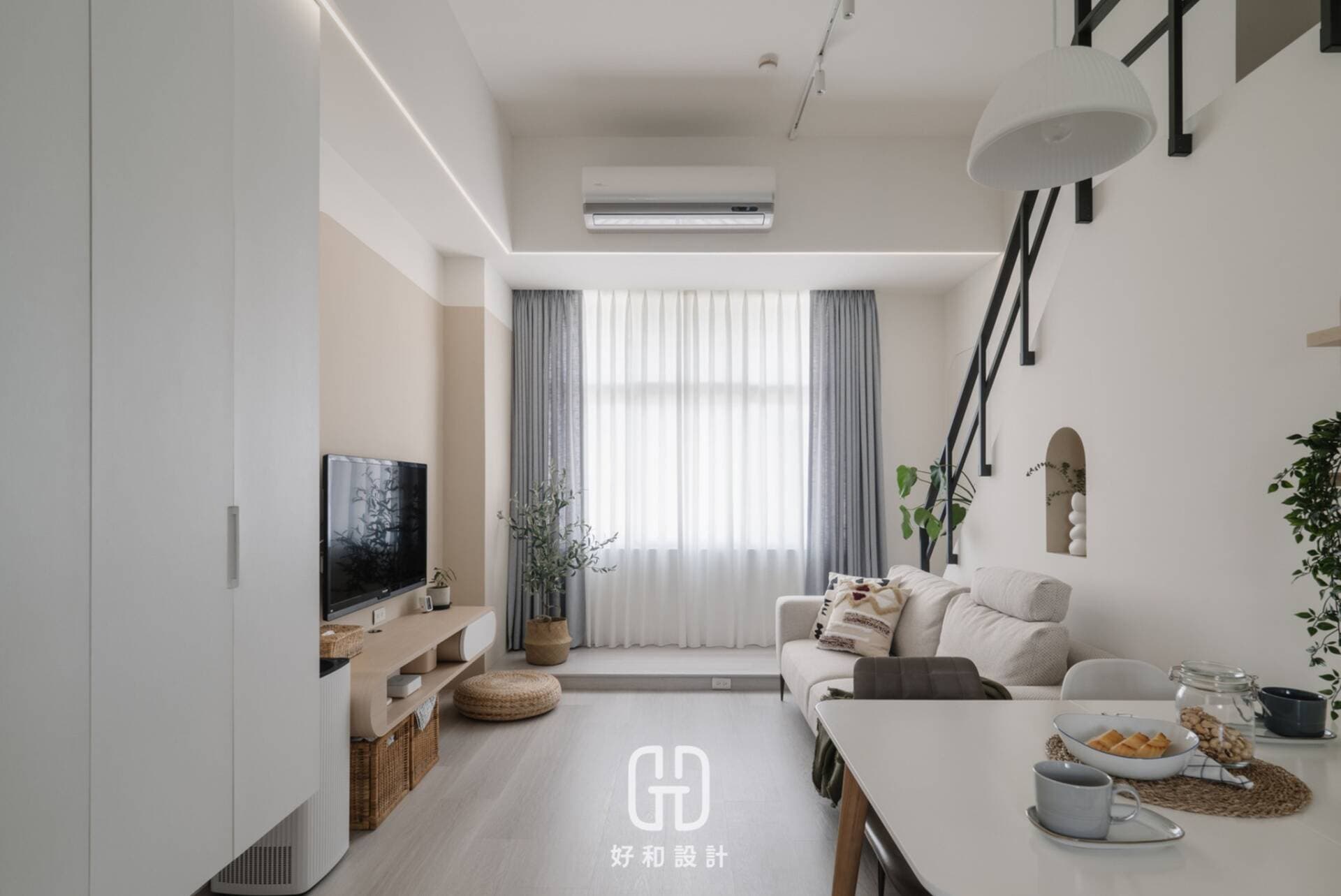 Căn hộ 55m2 như rộng ra gấp đôi sau cải tạo, tận dụng tối đa chiều cao 3,6m của phòng khách
