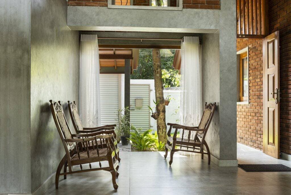 Vợ chồng trẻ thiết kế cửa sổ lớn nhỏ quanh 4 mặt vì muốn đón bình minh ngay tại nhà