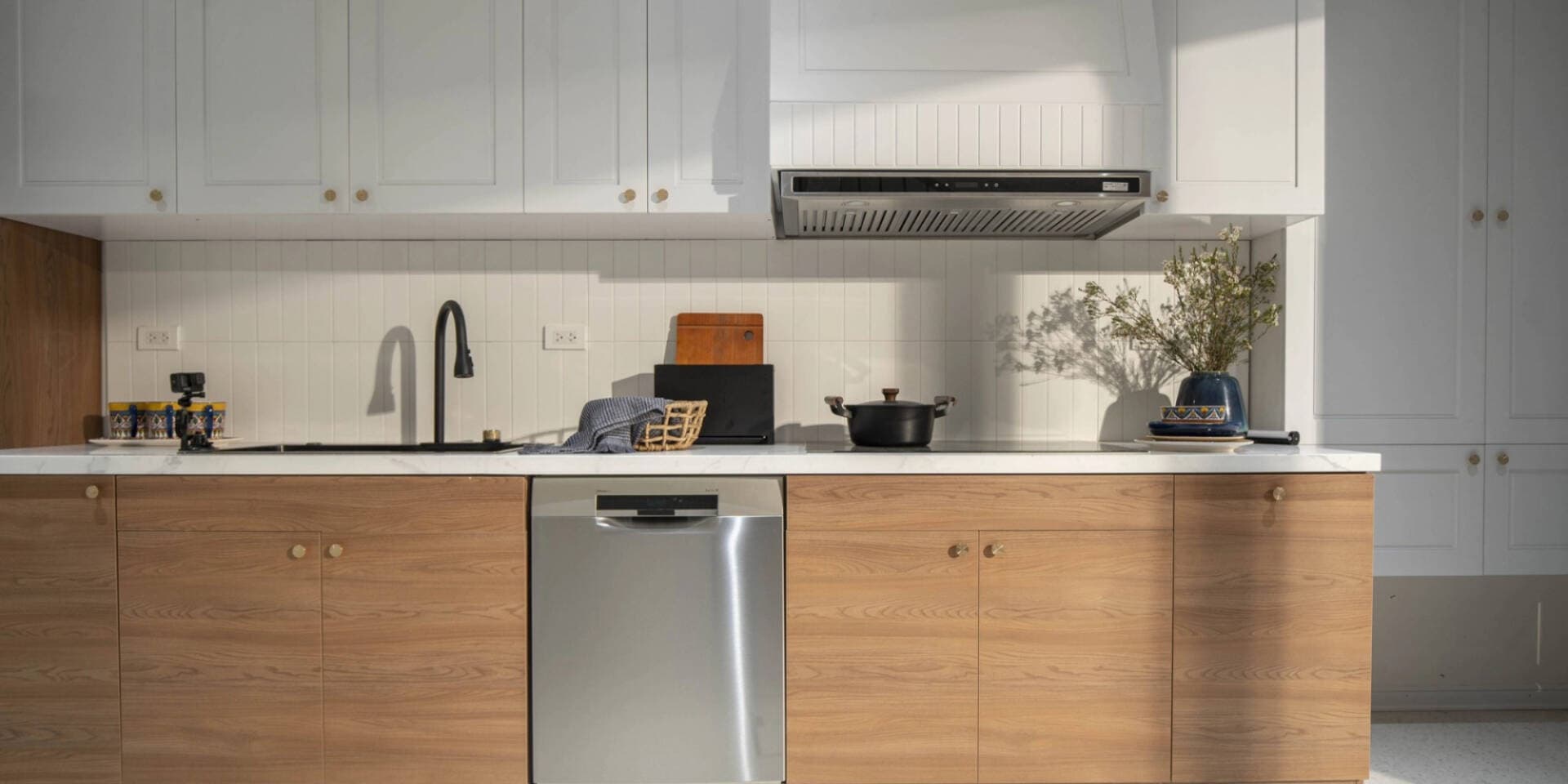 6 vật liệu ốp tường bếp, vật liệu ốp sàn bếp 2026 giúp bếp luôn bền đẹp và dễ vệ sinh