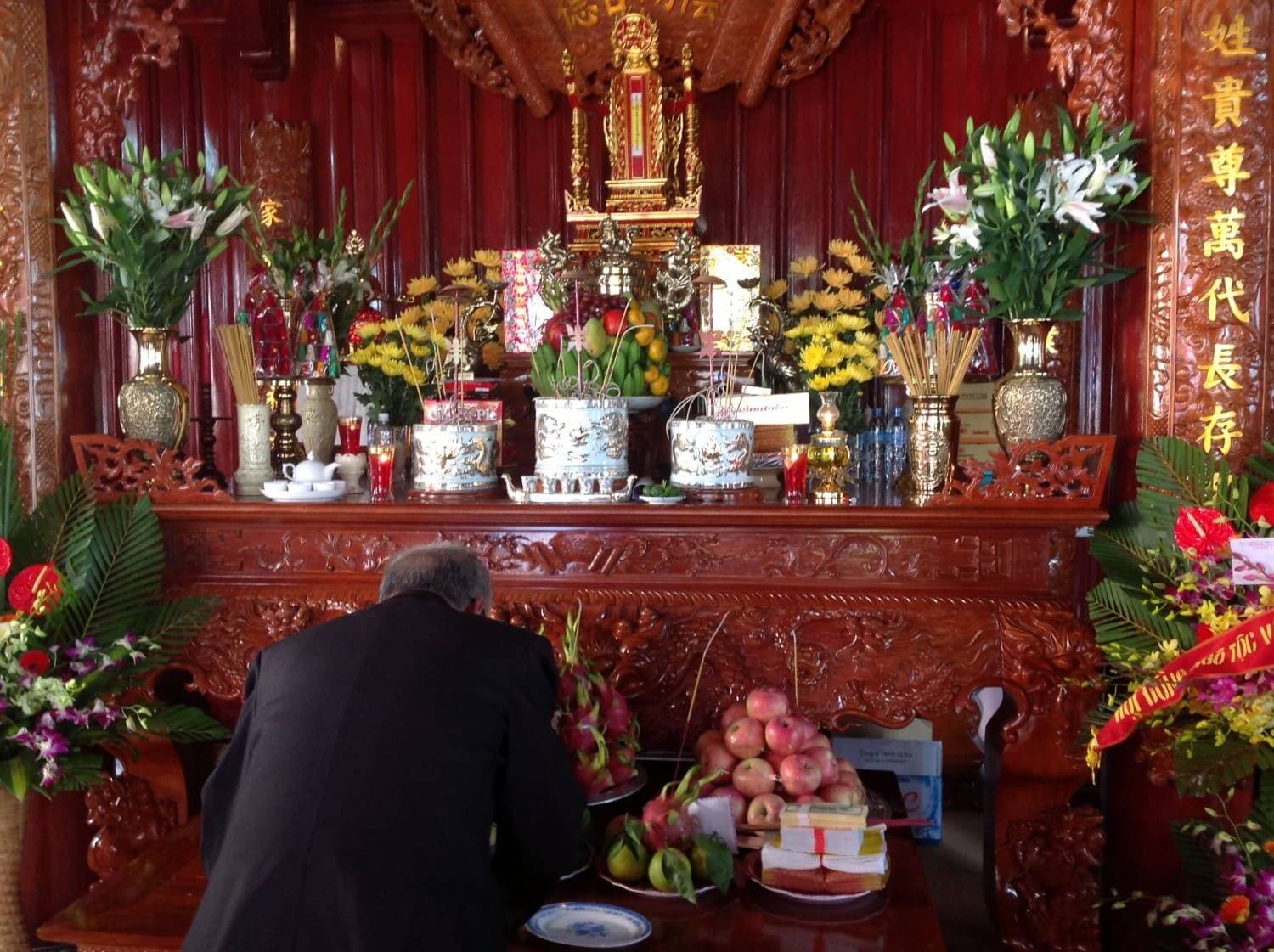 3 sai lầm khi bao sái bàn thờ khiến tài lộc "đội nón ra đi"