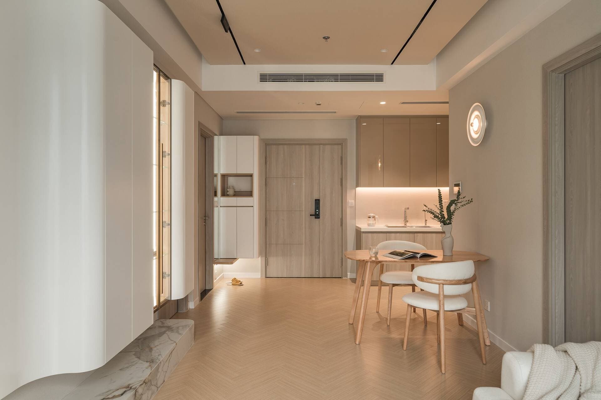 Căn hộ 61m2 rộng hơn diện tích thực nhờ thiết kế hệ tủ liền tường “giấu đồ”