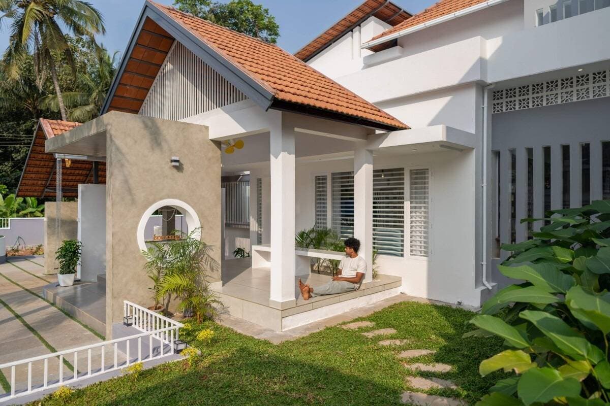 Gia chủ xây nhà nghỉ dưỡng hướng về phía Tây để tận hưởng gió mát từ biển