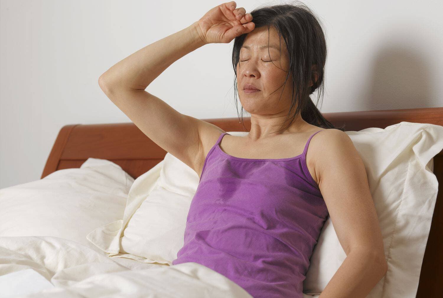 Đổ mồ hôi đêm khi ngủ: Triệu chứng thường gặp hay dấu hiệu bệnh lý?