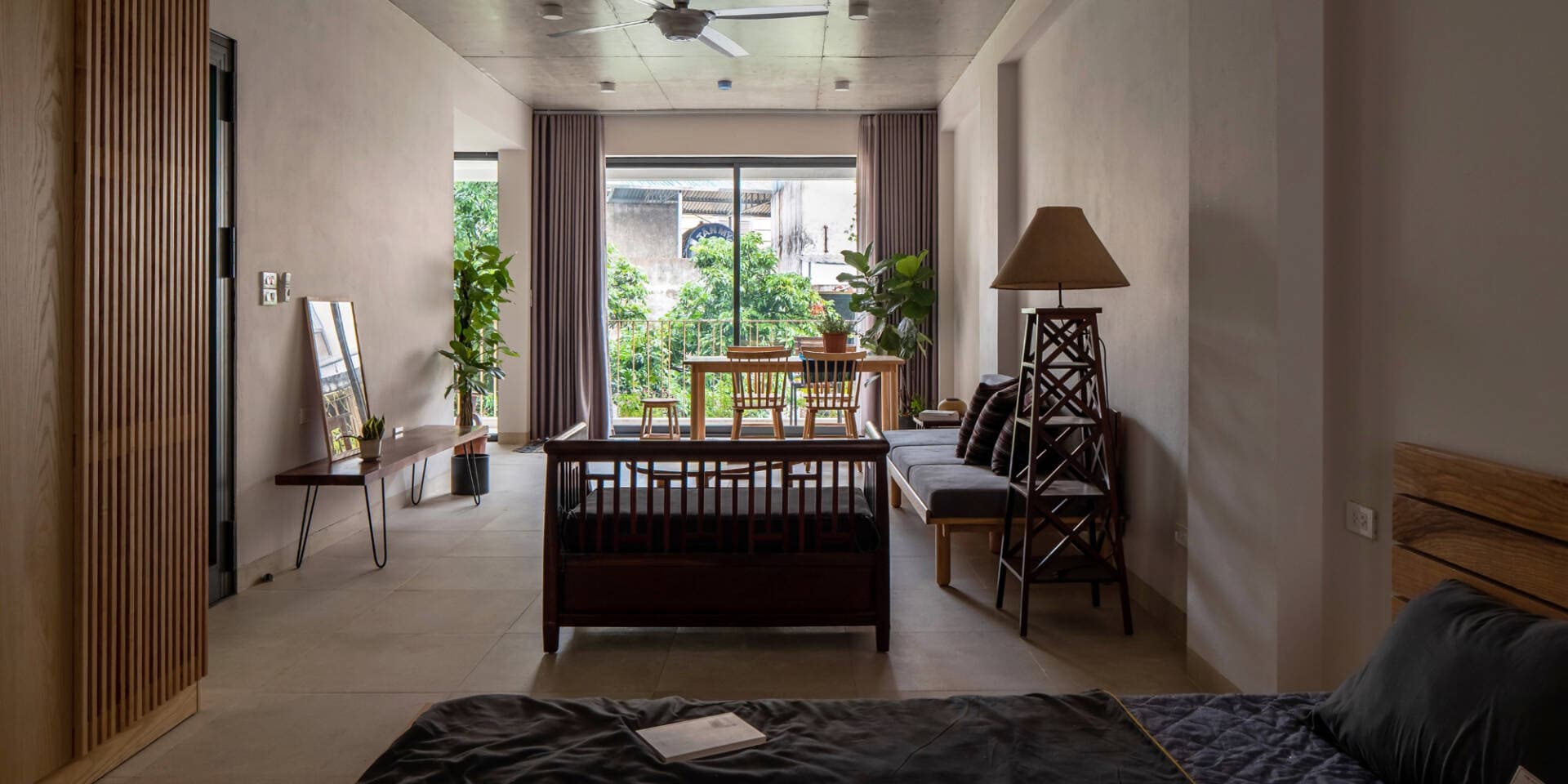 Nhà ống 80m2 trong ngõ sở hữu khoảng đệm ban công xanh mát