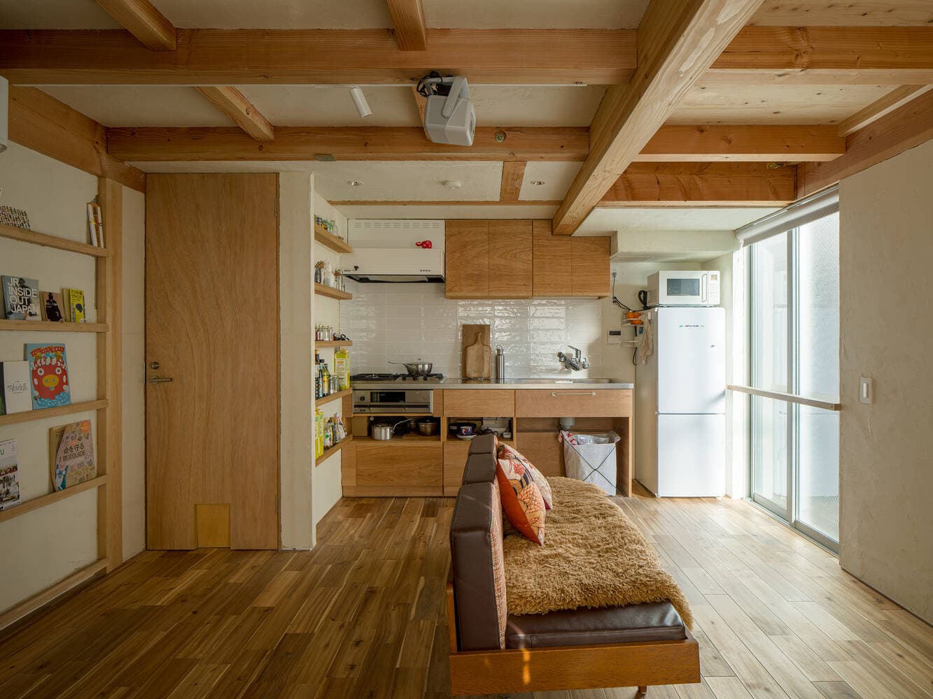 Tưởng bí bách vì đất chỉ 30m², ai ngờ bên trong là một “tổ ấm gỗ” mát rượi và ngập ánh sáng