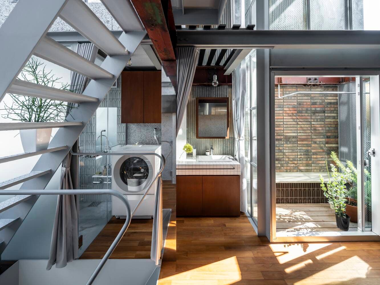 Cải tạo nhà phố 5 tầng 25m2 thành ngôi nhà 3 tầng với cách sắp xếp lấy sáng và thông khí khéo léo