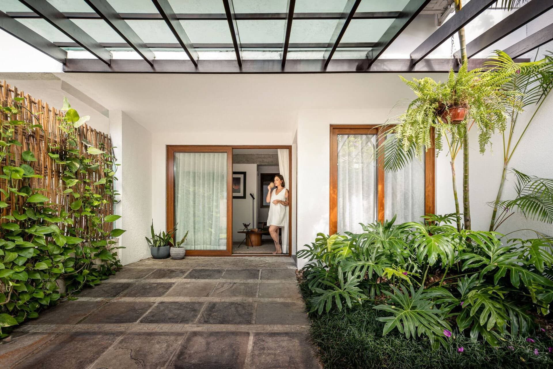 Từ lối đi tối tăm trở thành không gian sinh hoạt đa năng - Màn cải tạo tầng trệt ngôi nhà ống 65m2 đầy cảm hứng