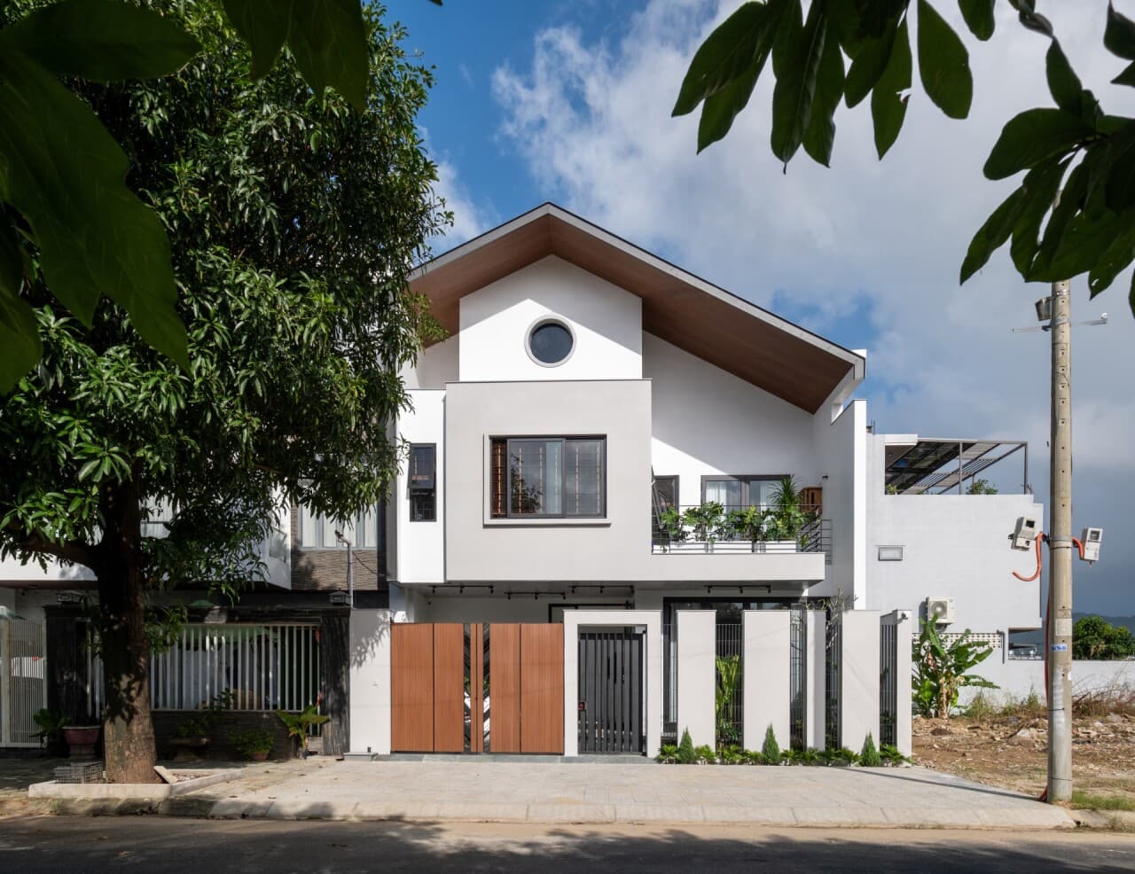 NM House: Nhà phố 150m² ở Đà Nẵng tận dụng nắng, sân vườn và khoảng đệm xanh để sống dễ chịu hơn