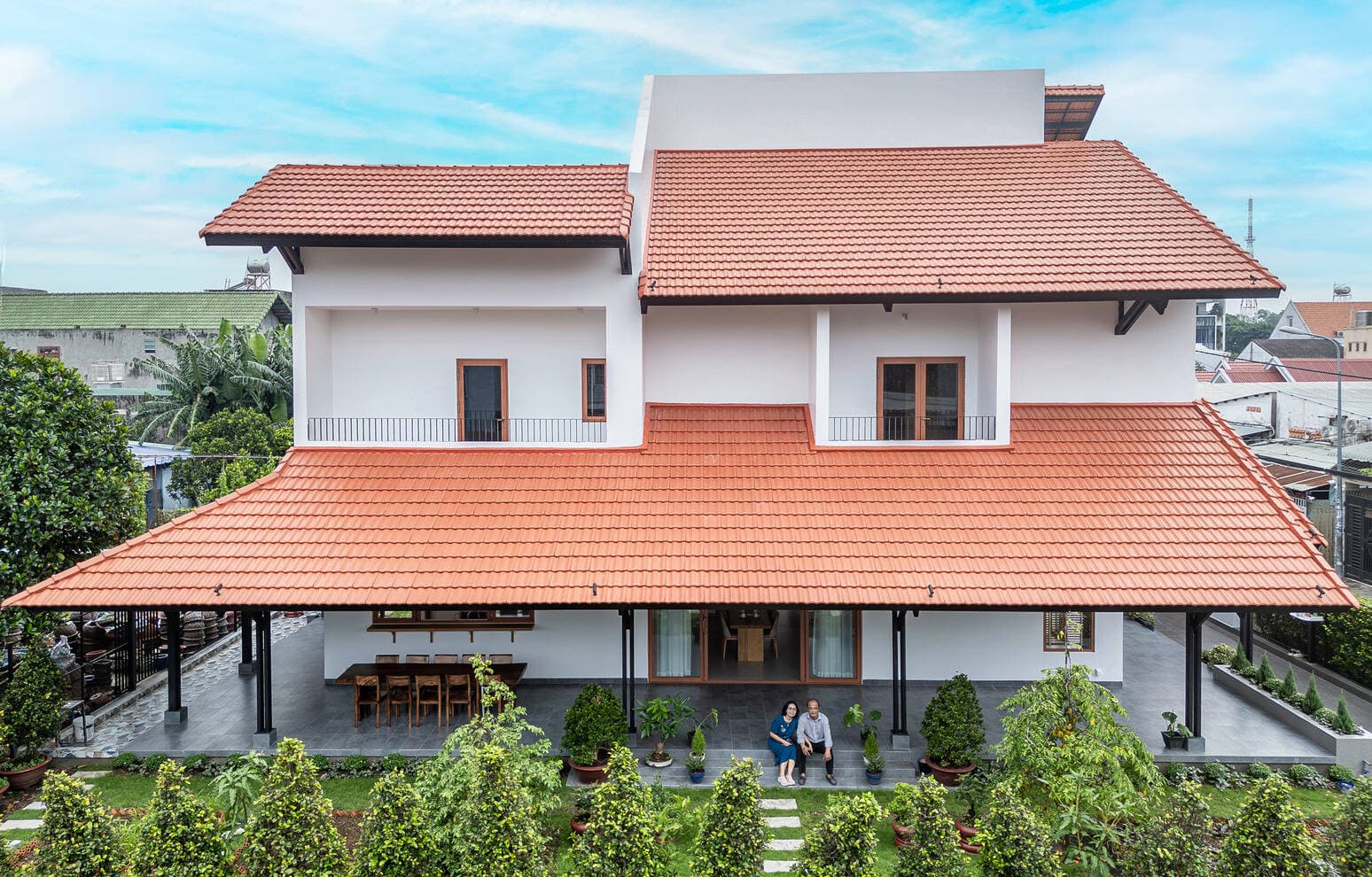 Thụy House tại Lái Thiêu Bình Dương với mái ngói truyền thống và không gian mở an dưỡng cho bố mẹ