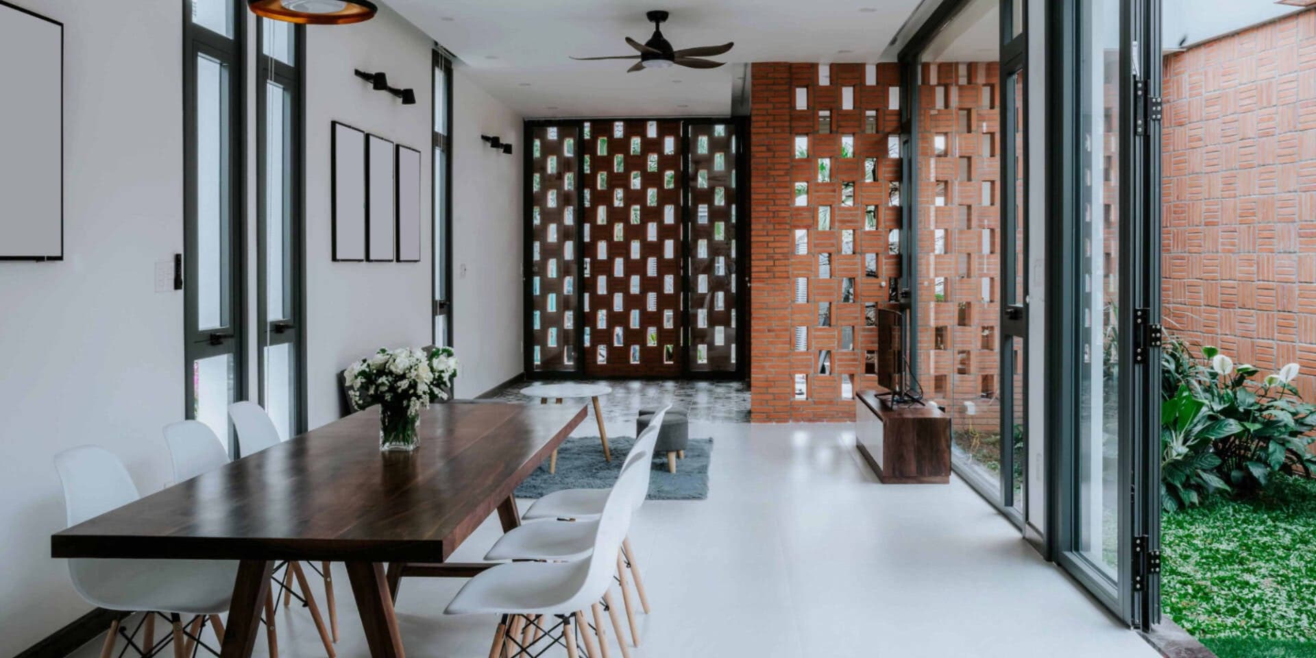 Small House 01: Nhà 1 tầng ở Biên Hòa xoay quanh sân vườn, giải bài toán khí hậu nhiệt đới tại Biên Hòa