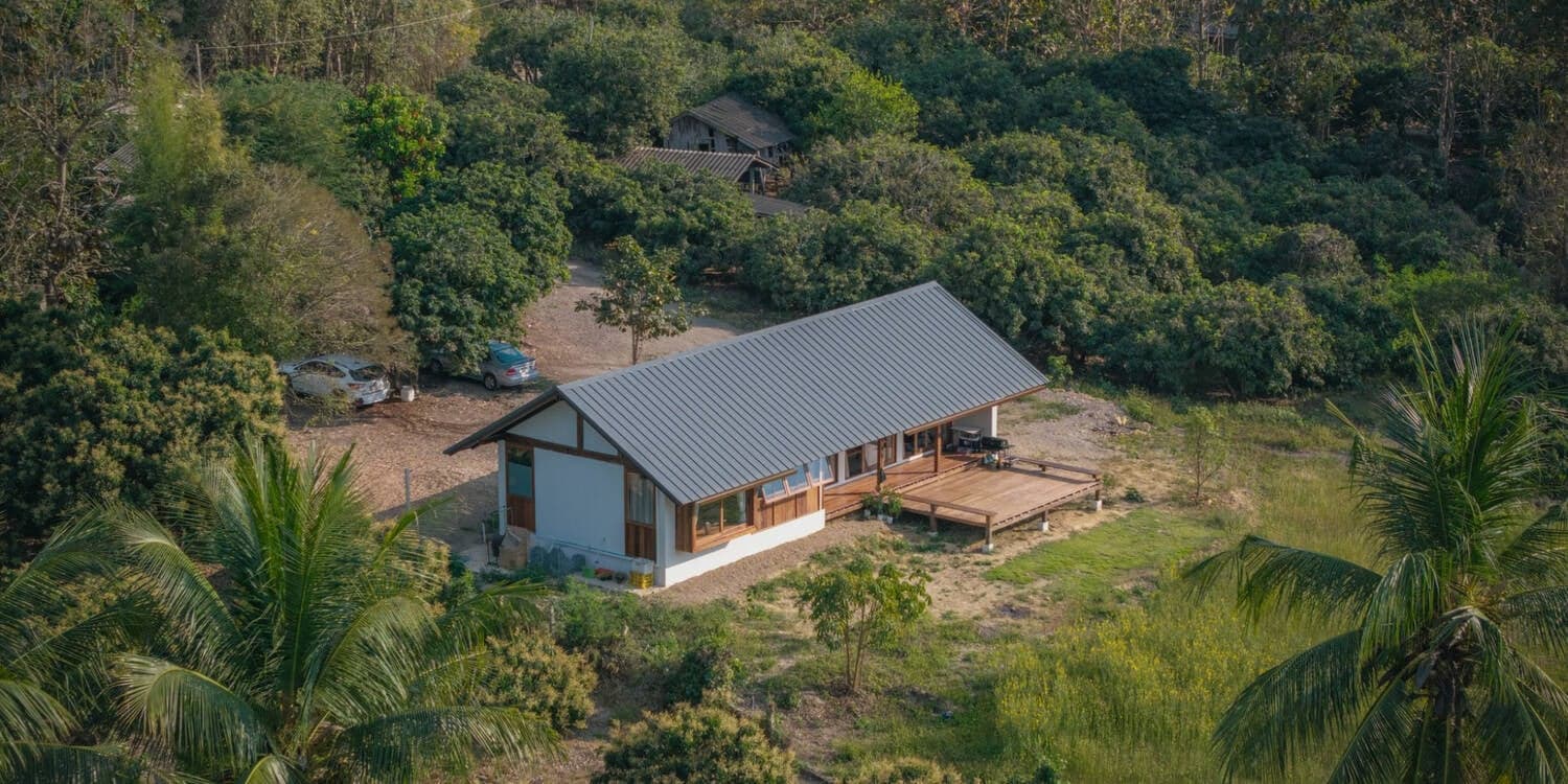 Nhà 1 tầng mái dốc tại Chiang Mai sống chậm giữa thiên nhiên bằng gỗ tái chế