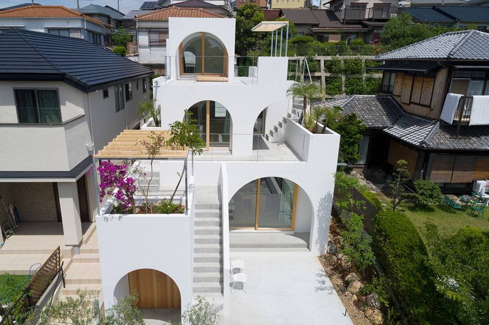 Nhà 119m2 bên sườn núi, sắp xếp không gian theo kiểu “kim tự tháp” với hệ cửa vòm tựa như truyện cổ tích