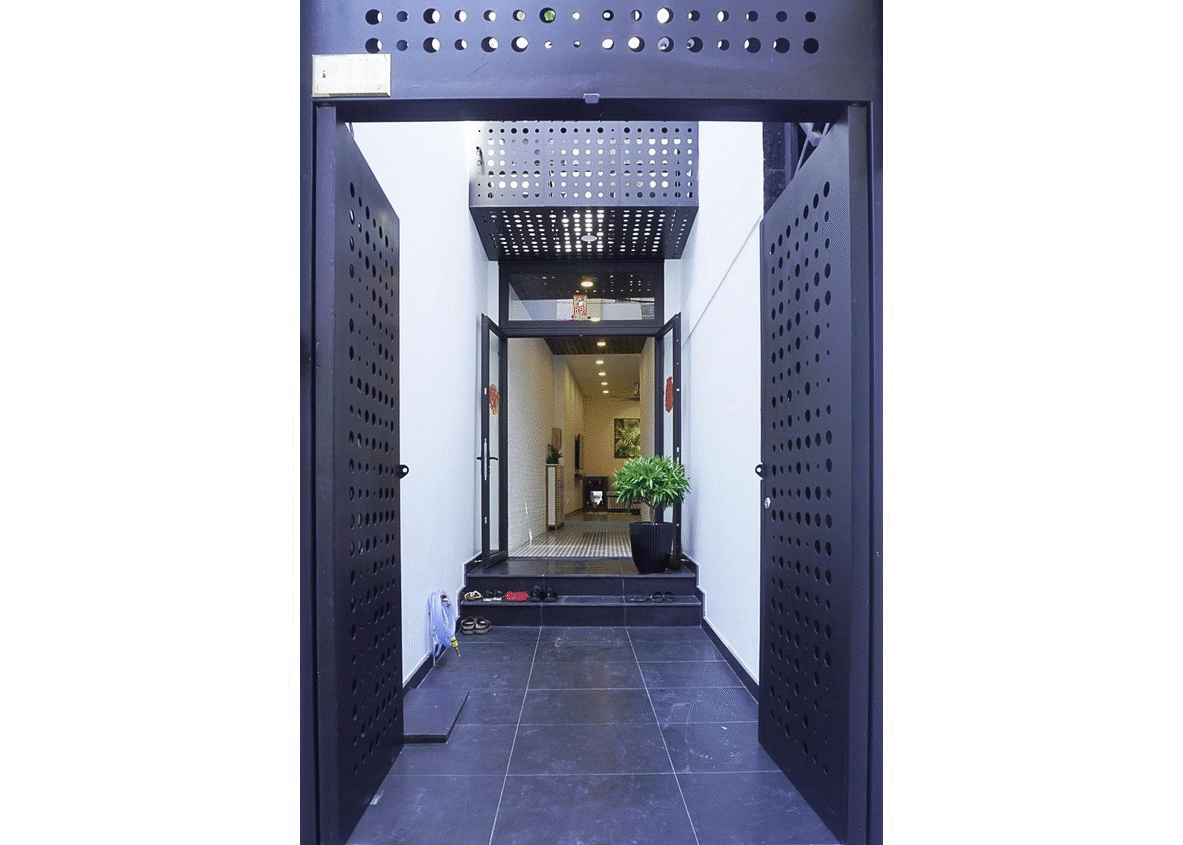 Trong con hẻm nhỏ Sài Gòn, Tiny House với mặt tiền chỉ rộng 1,8m của gia đình 3 thế hệ như lột xác hoàn toàn nhờ thiết kế tối giản