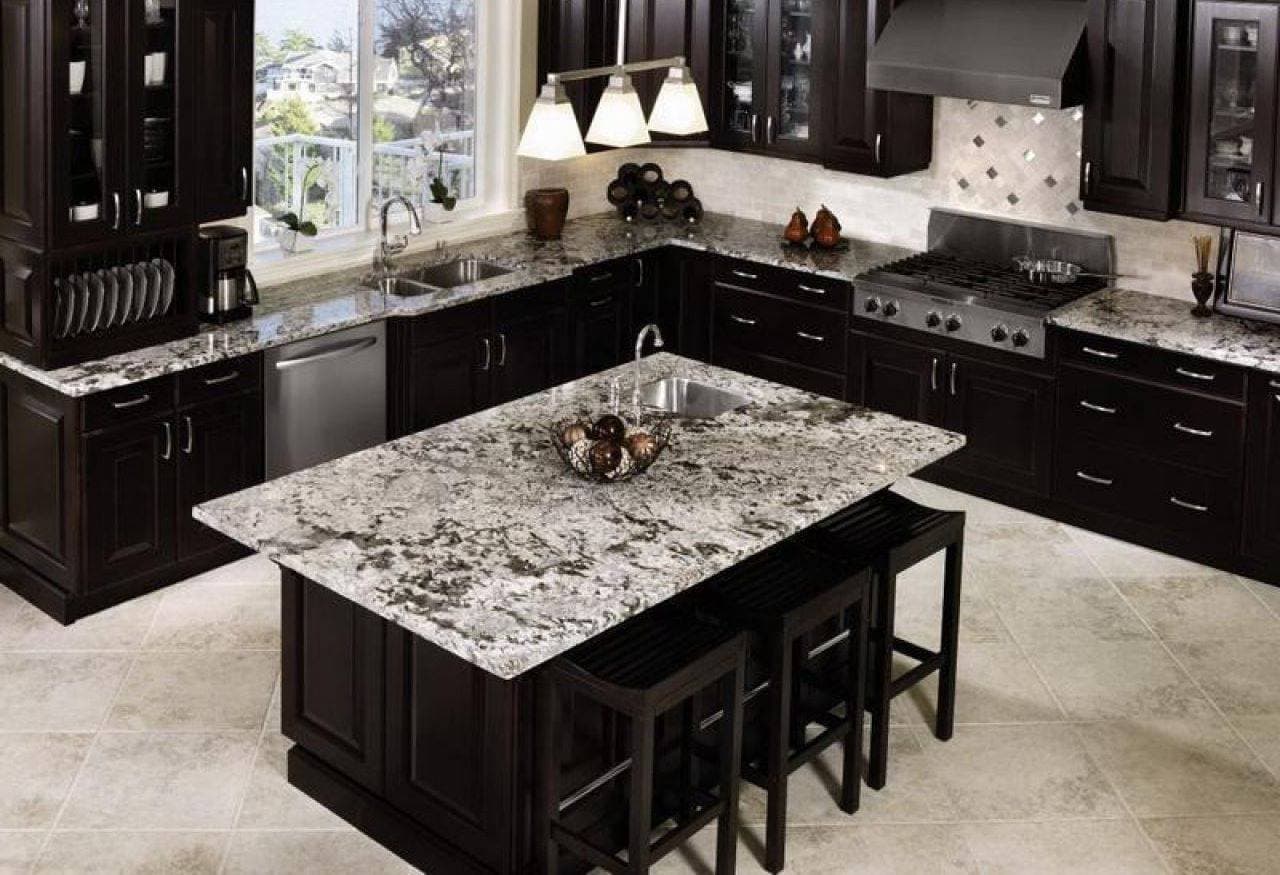 Hướng dẫn vệ sinh bề mặt bếp đá hoa cương đúng chuẩn giúp bếp luôn sạch sẽ, sáng bóng