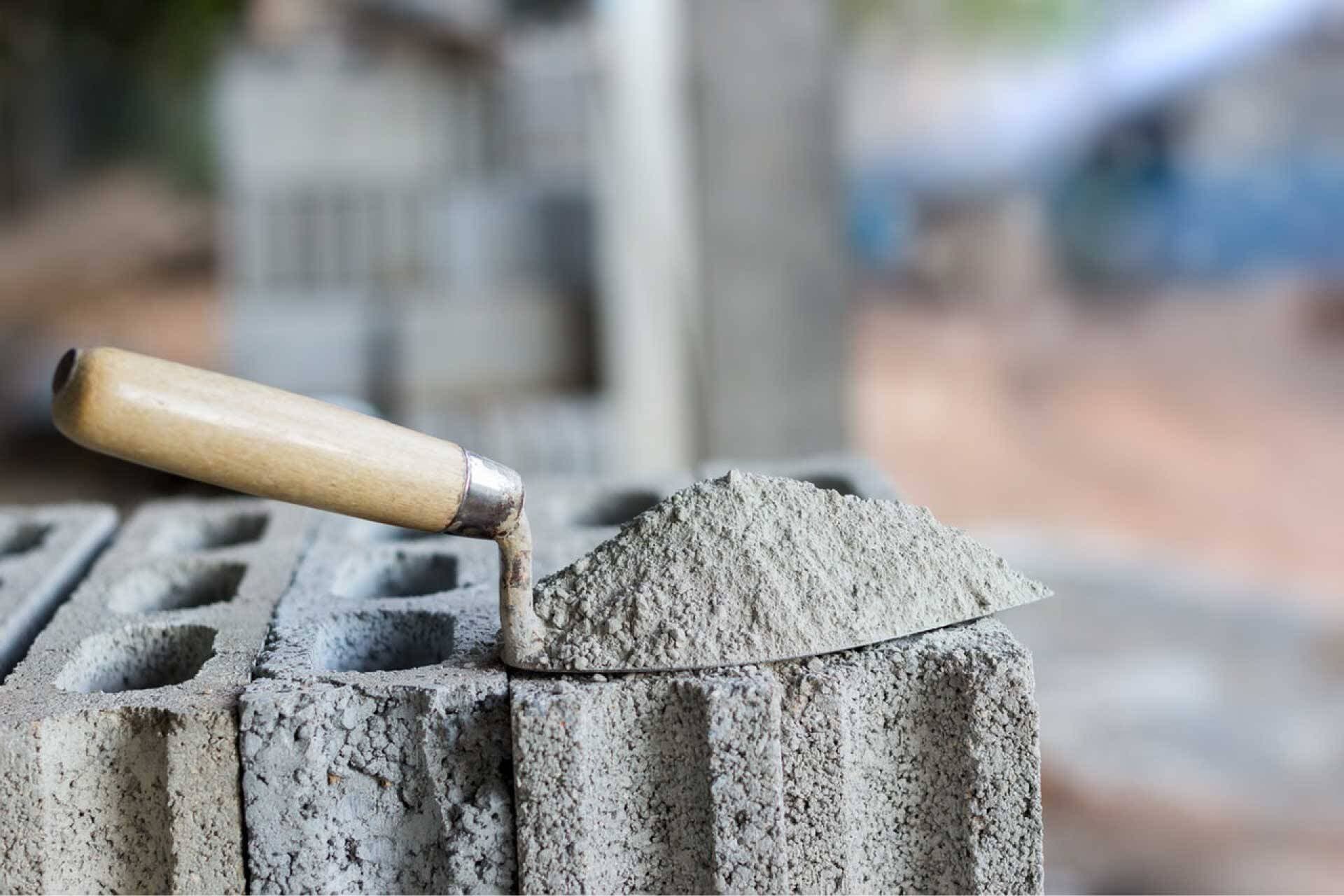 Xi măng nở là gì? Đặc điểm và ứng dụng của xi măng nở