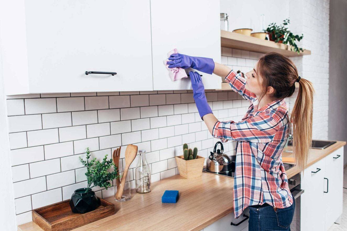 Áp dụng ngay những cách đơn giản để mất mùi tủ bếp gỗ khó chịu