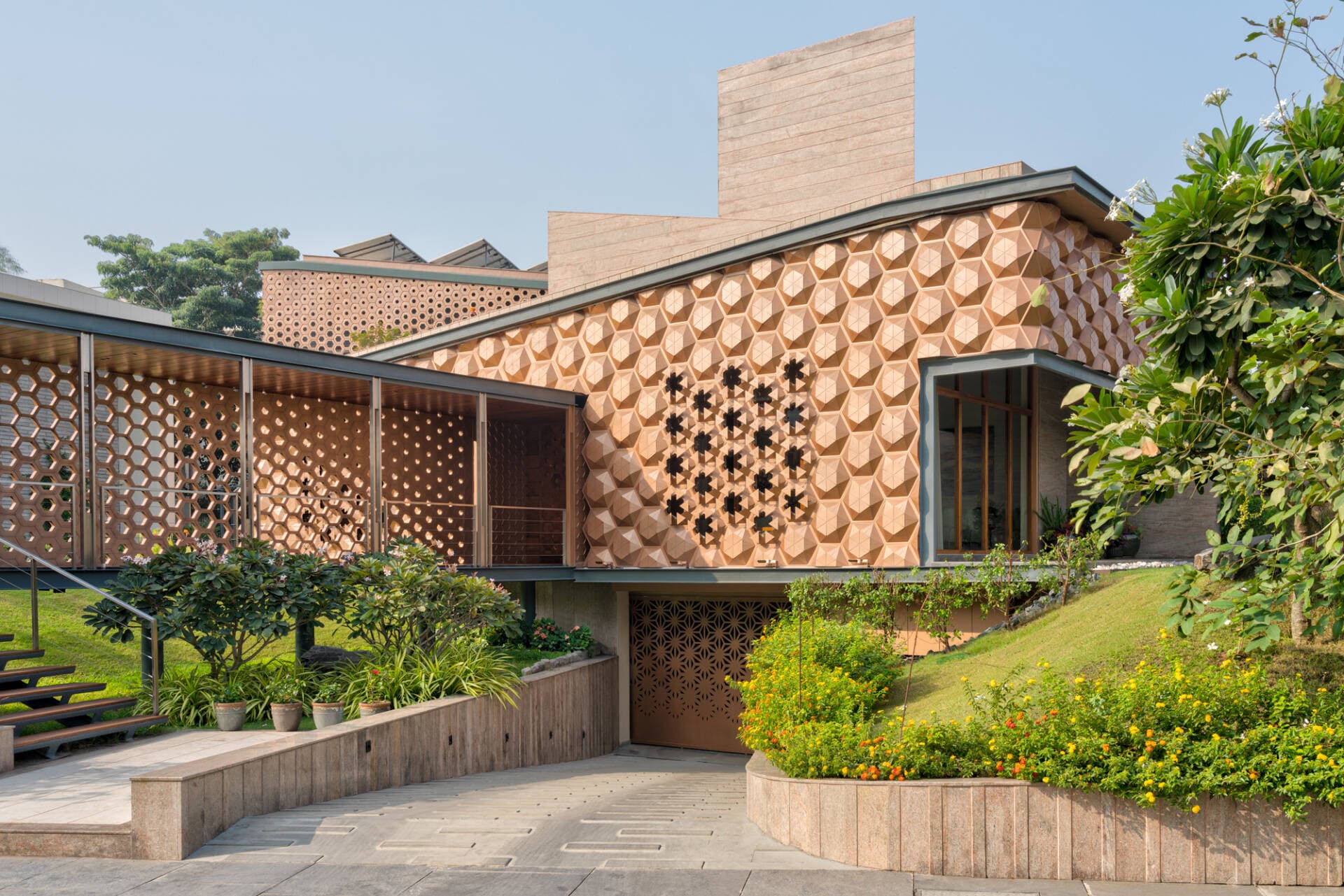 Vẻ đẹp lạ của HIVE House với những khối lục giác ấn tượng lấy cảm hứng từ tổ ong
