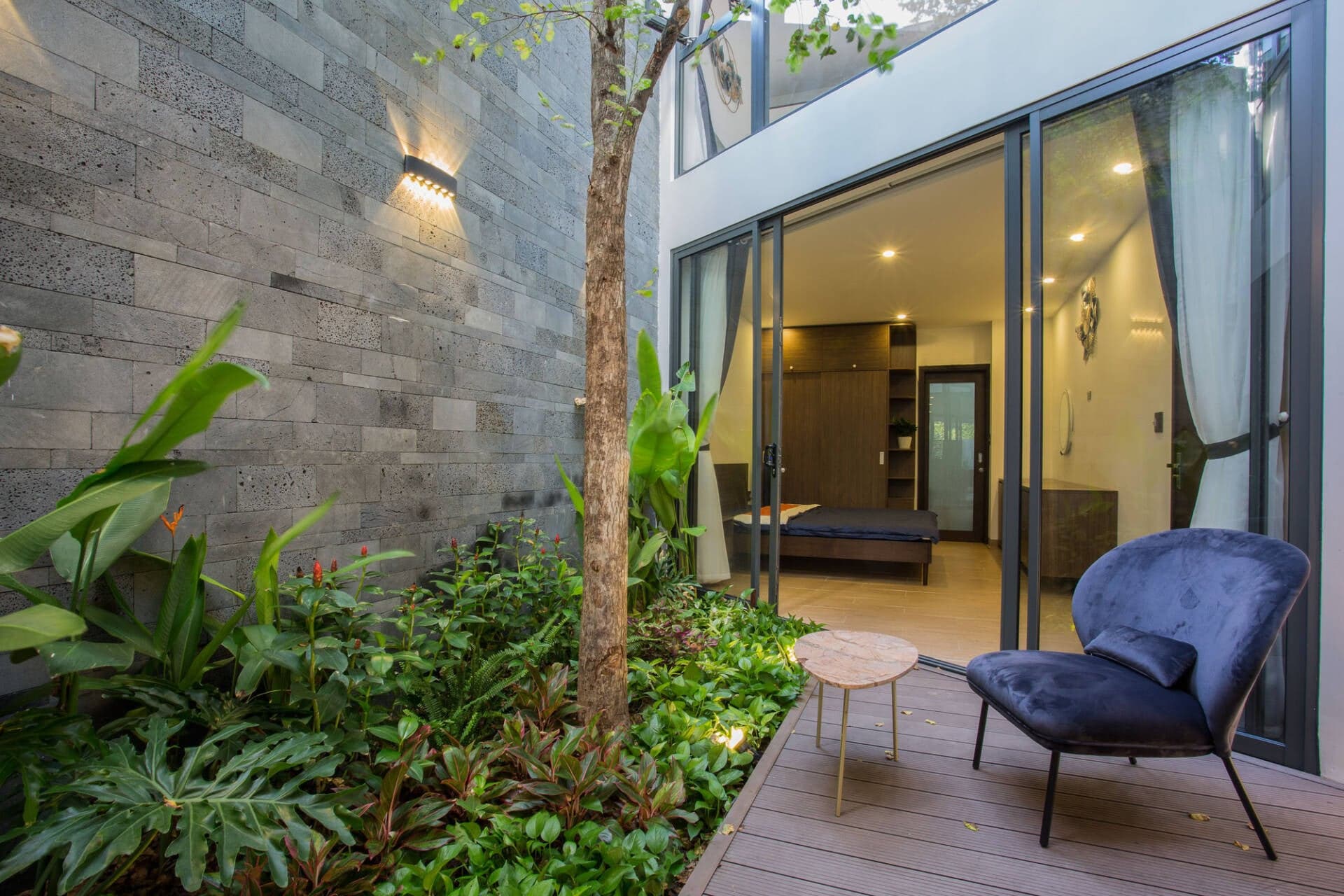 Nhà ống trong hẻm nhỏ của gia đình 3 thế hệ tại Hội An, gây ấn tượng nhờ khoảng sân xanh mát ngay giữa nhà