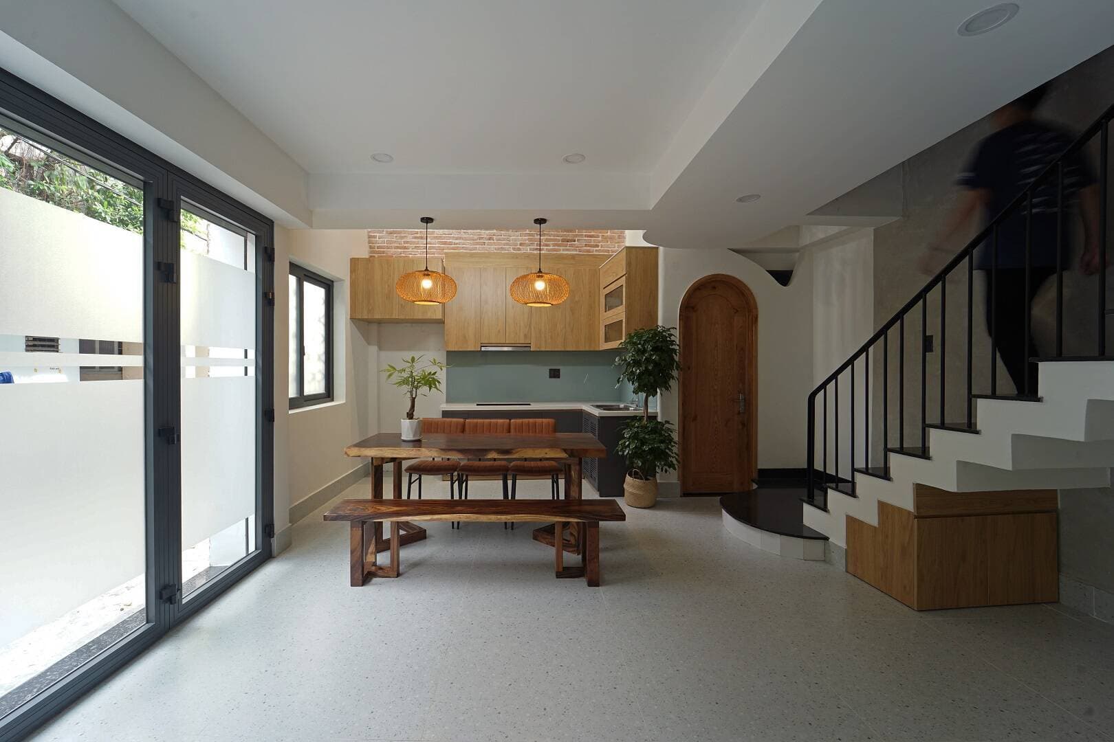 Nhà 35m2 trong hẻm, ghi điểm nhờ tận dụng tối đa công năng sử dụng cho gia đình 4 người