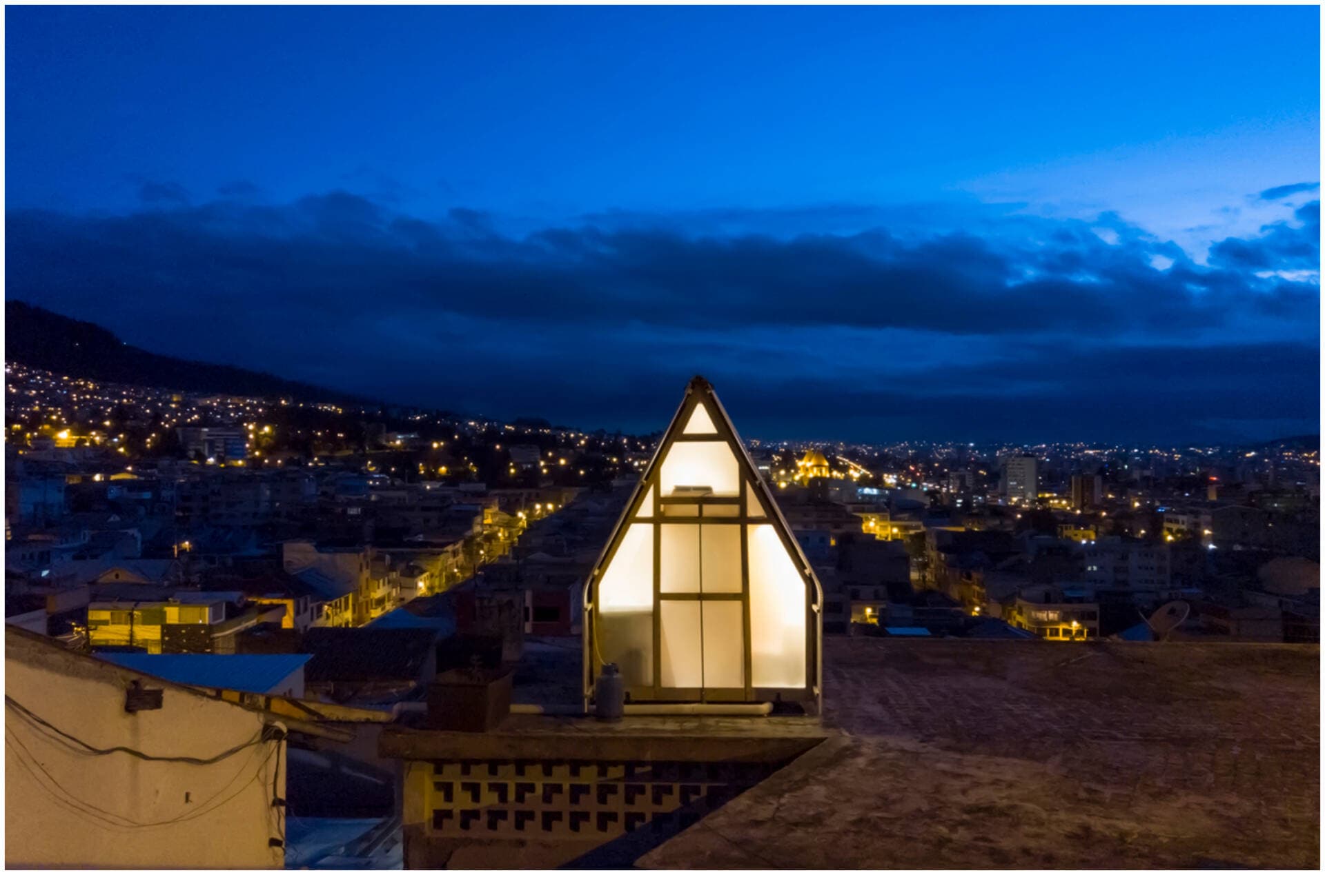 Parasite House - Tổ ấm 12m2 thu trọn bầu trời đầy sao lấp lánh giữa lòng thành phố