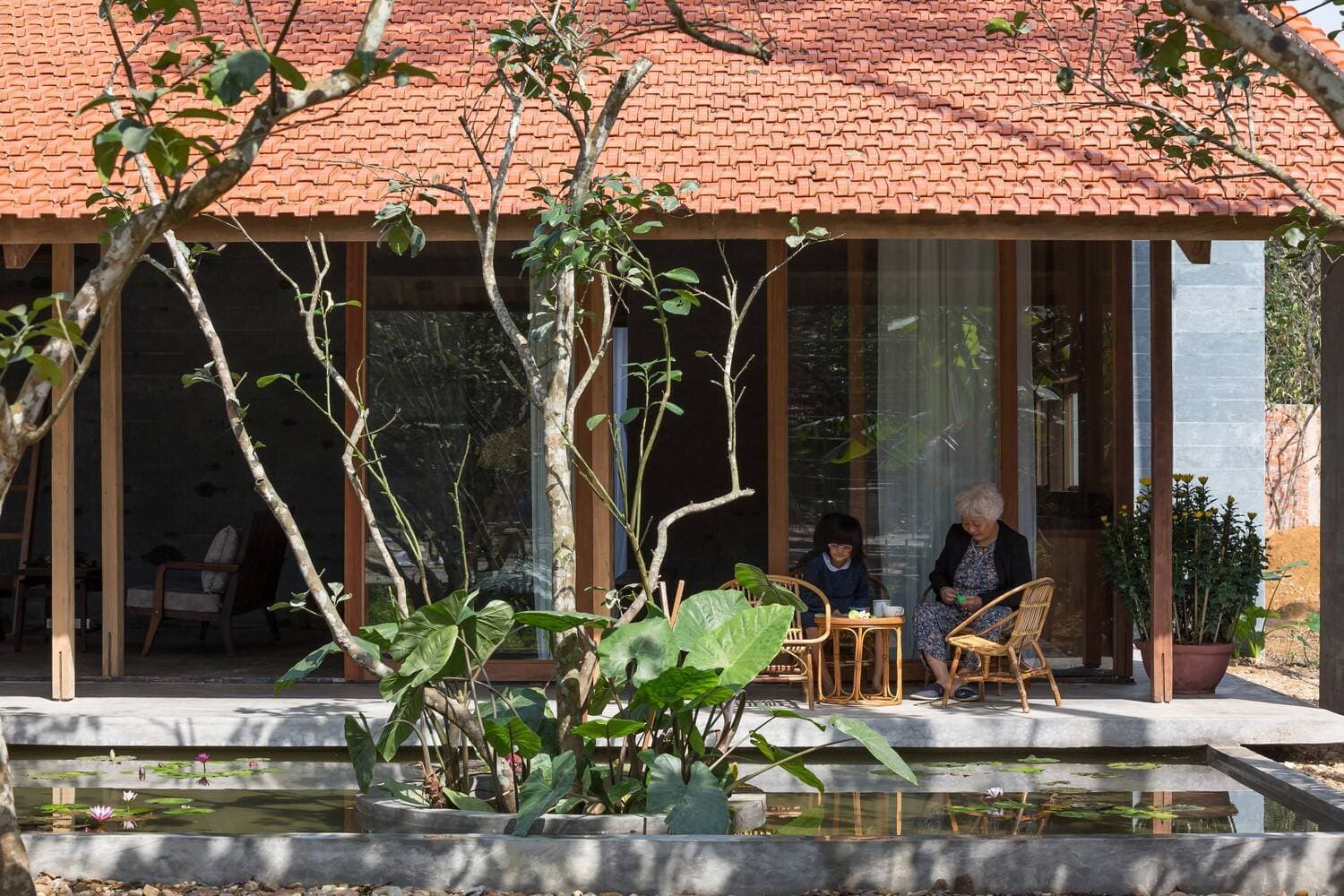 Rời xa phố thị ồn ào, gia đình Huế 3 thế hệ tận hưởng không gian trong lành bên ngôi nhà vườn đầy hoa bưởi
