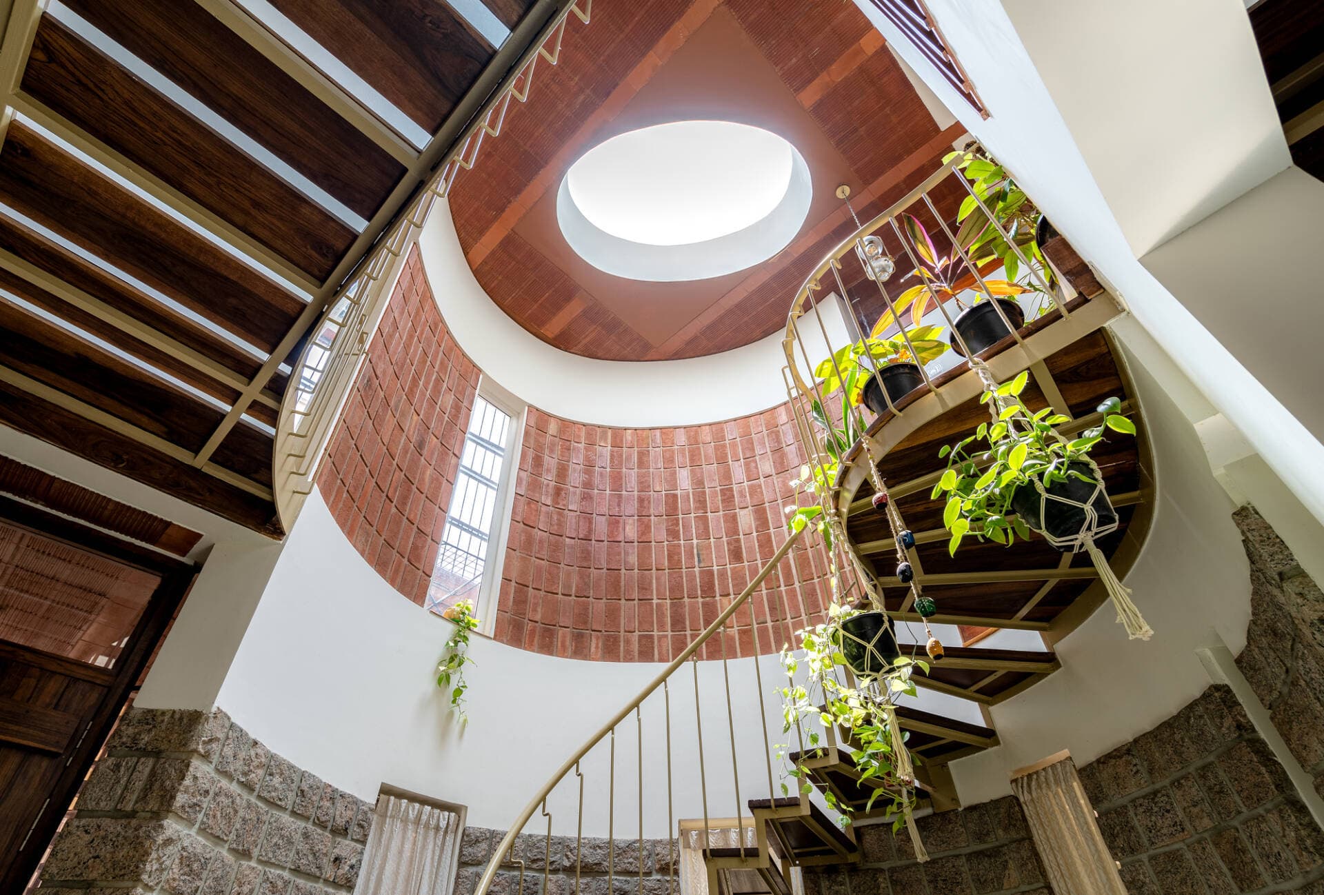 Ambara House sở hữu cả “bầu trời” trong không gian sống, lấy sáng điệu nghệ nhờ khoảng giếng trời hình oval