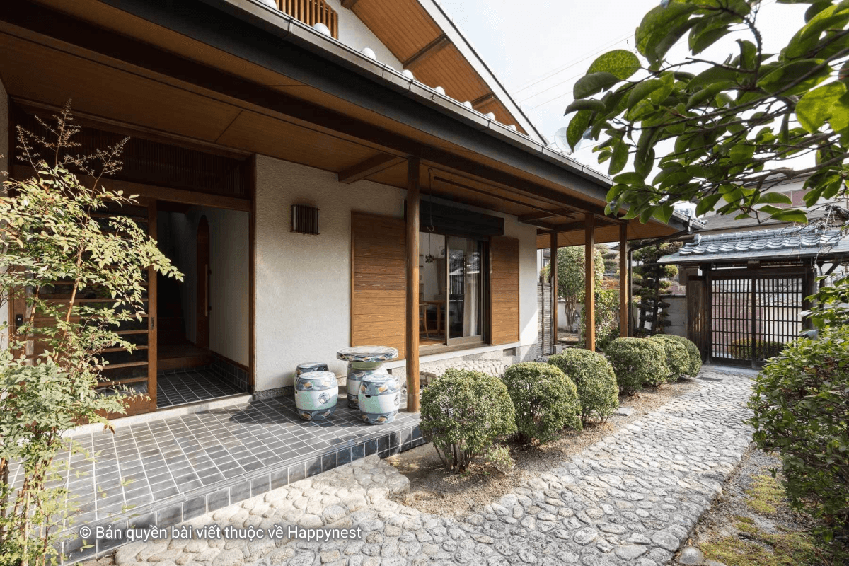 Căn nhà nhỏ nằm cạnh khu vườn xanh mát, là bến đỗ yên bình hạnh phúc của cặp vợ chồng 60 tuổi