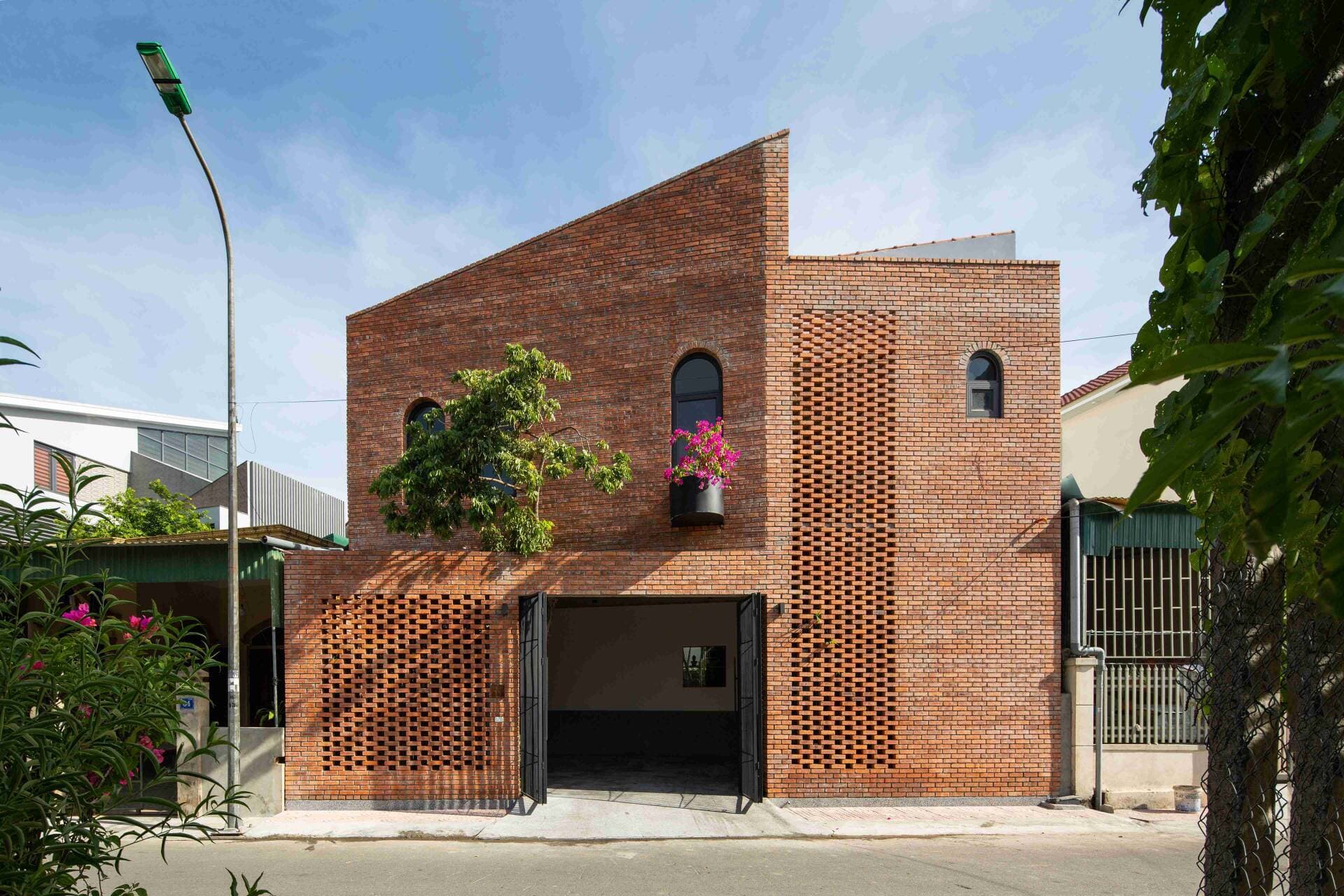 The Tiamo House: Nhà phố hướng nội ôm cả thiên nhiên vào lòng