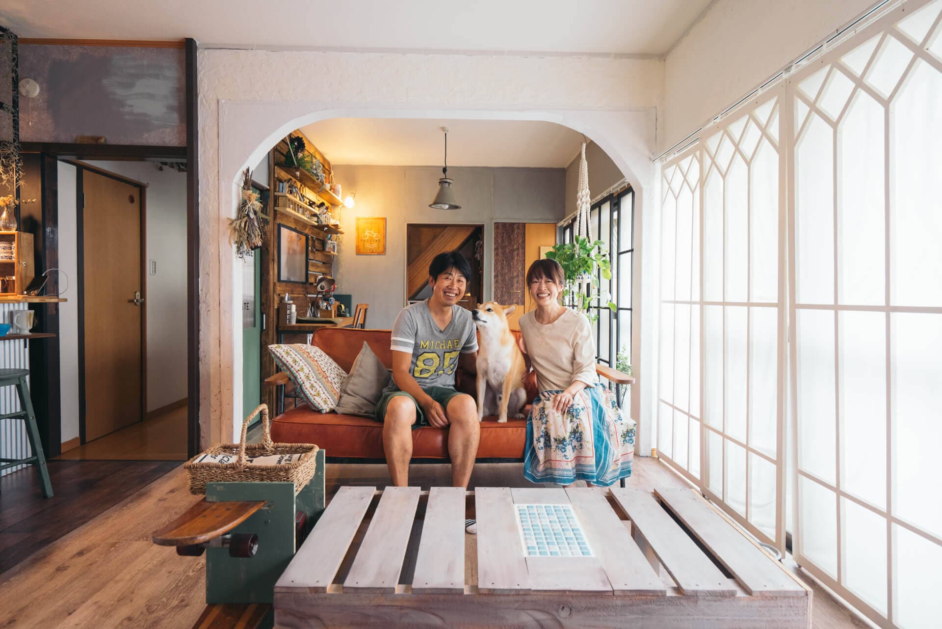 Bậc thầy DIY tự tay tu sửa căn nhà 45 năm tuổi, sử dụng nội thất là đồ cũ mua lại từ cửa hàng tái chế