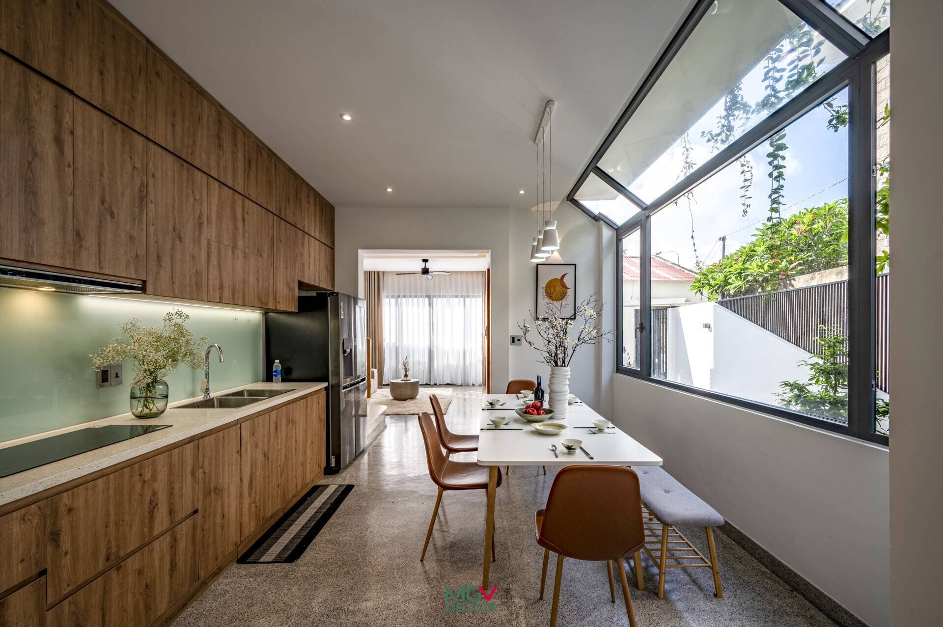 Gạch đỏ hOMe - Nhà phố hiện đại và truyền thống của tổ ấm 3 thế hệ, thiết kế cho gia chủ có sở thích nuôi cá trồng cây