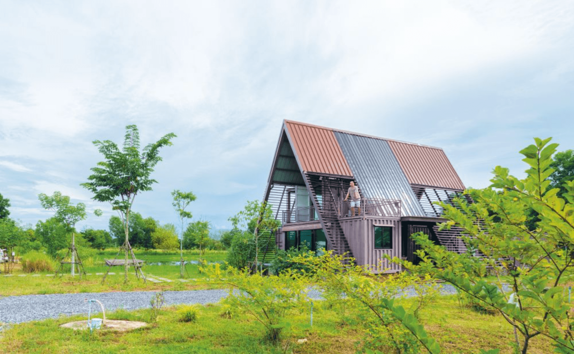 Nhà container của giảng viên khoa kiến trúc, xây dựng nhanh chóng giữa thiên nhiên xanh mát