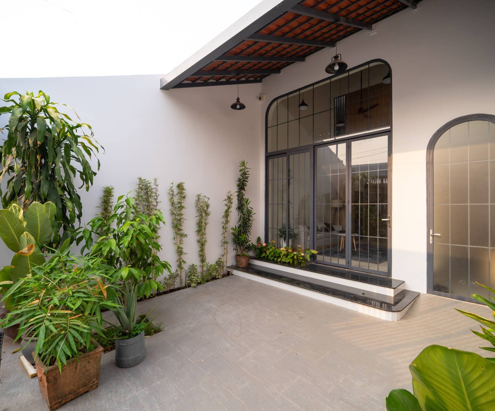 Nhà phố 2 tầng tại Đồng Nai tránh nắng hướng Tây nhờ hiên nhà, chi phí hoàn thiện 1.5 tỷ đồng