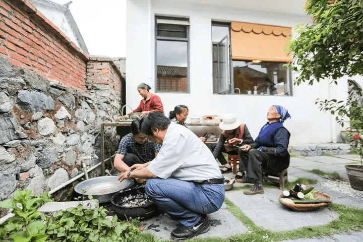 Sau 30 năm chật vật kiếm tiền, 4 anh em quyết định góp tiền về quê xây nhà để cùng phụng dưỡng cha mẹ