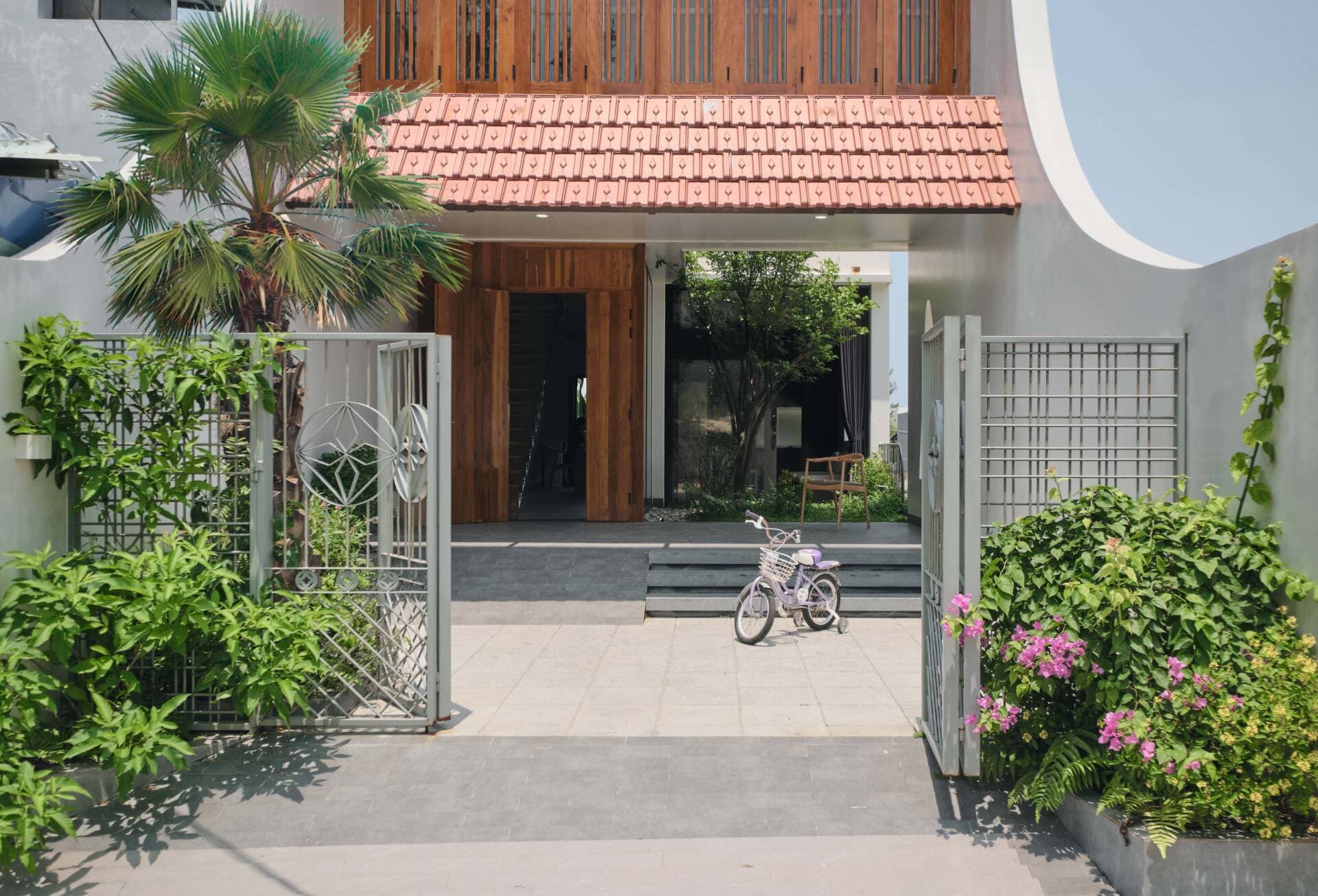 Nhà 2 tầng ở Quảng Nam thiết kế khoảng lùi và 3 khu vườn xanh để chống nóng hướng Tây