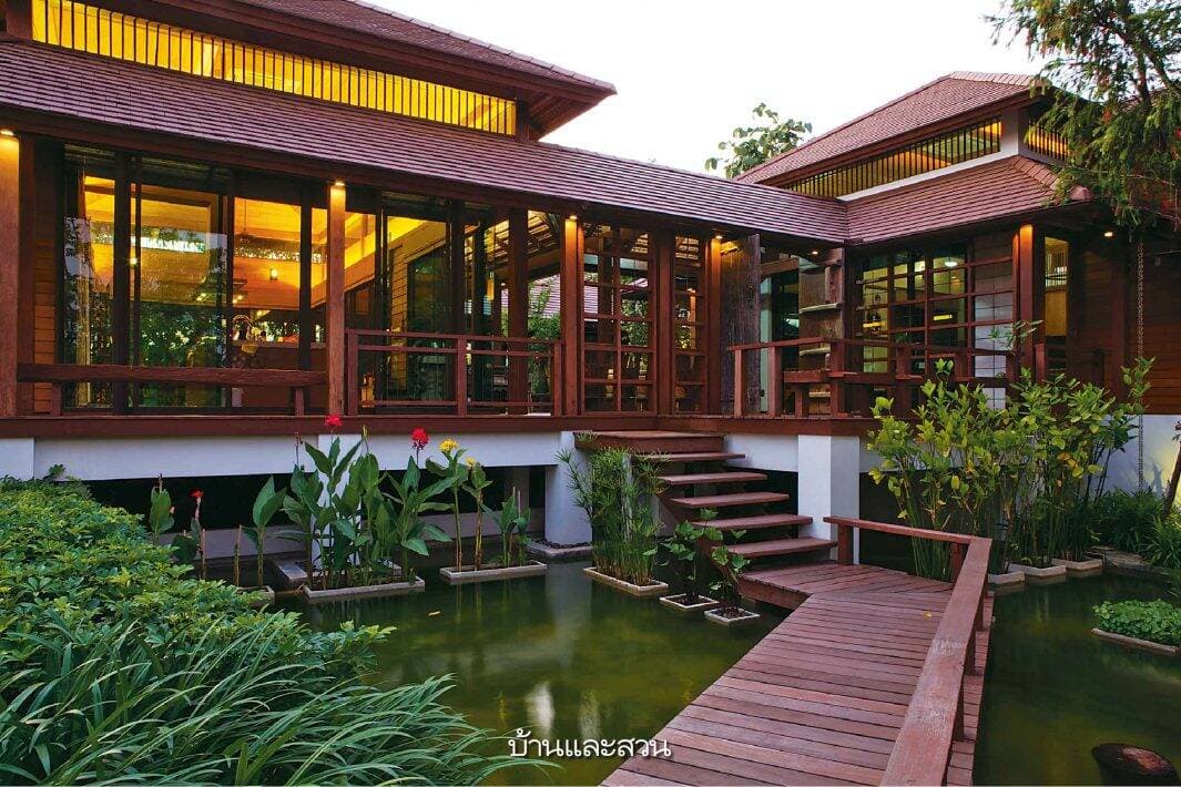 Nhà ở ngoại ô của đại gia đình, có vườn cây, ao nước mát mẻ quanh năm
