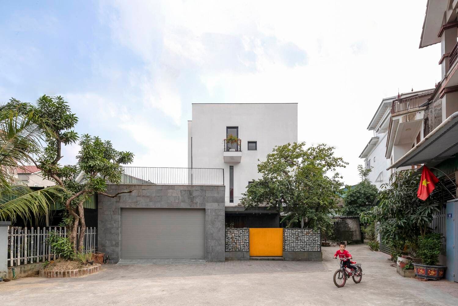 Ngôi nhà hình thang được bao bọc bởi cây xanh của gia đình 3 thế hệ tại Hà Tĩnh