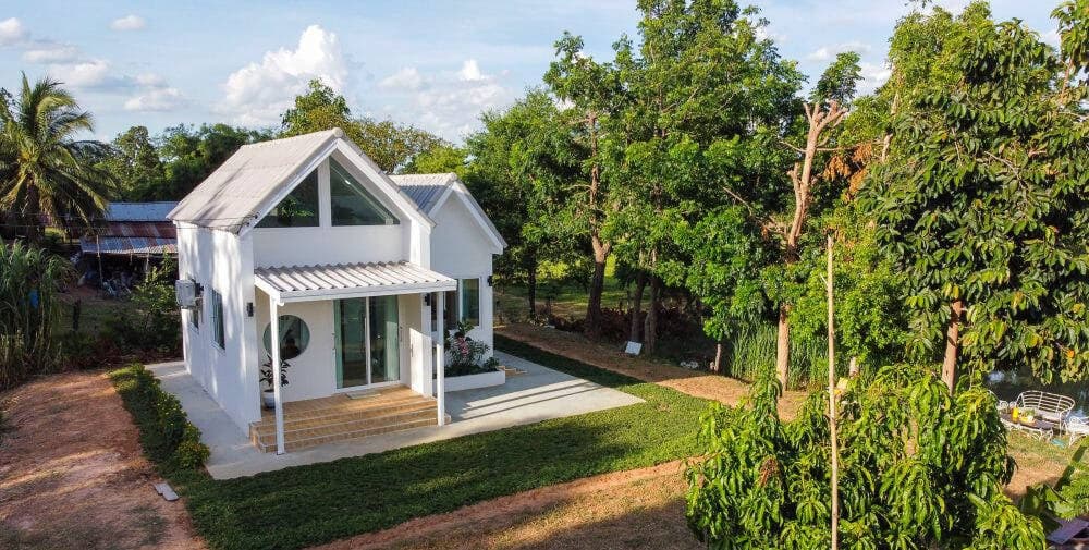 Ngôi nhà 1 tầng nhỏ nhắn mang phong cách Bắc Âu được cháu gái xây để có thể ở lại mỗi khi đến thăm bà ngoại