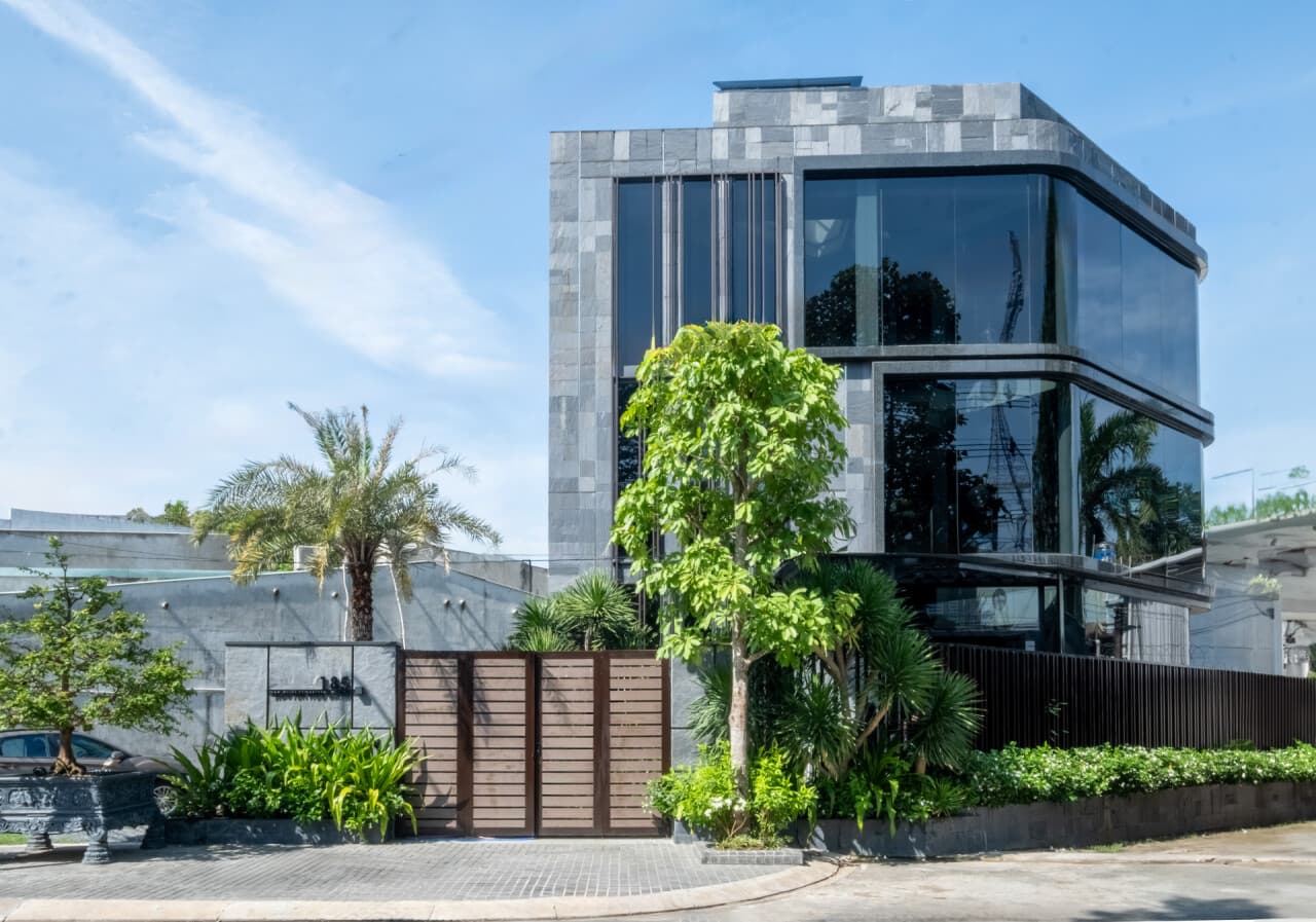 BlackRock House - Nhà 3 Tầng Mang Quyền Uy Của Sắc Đen