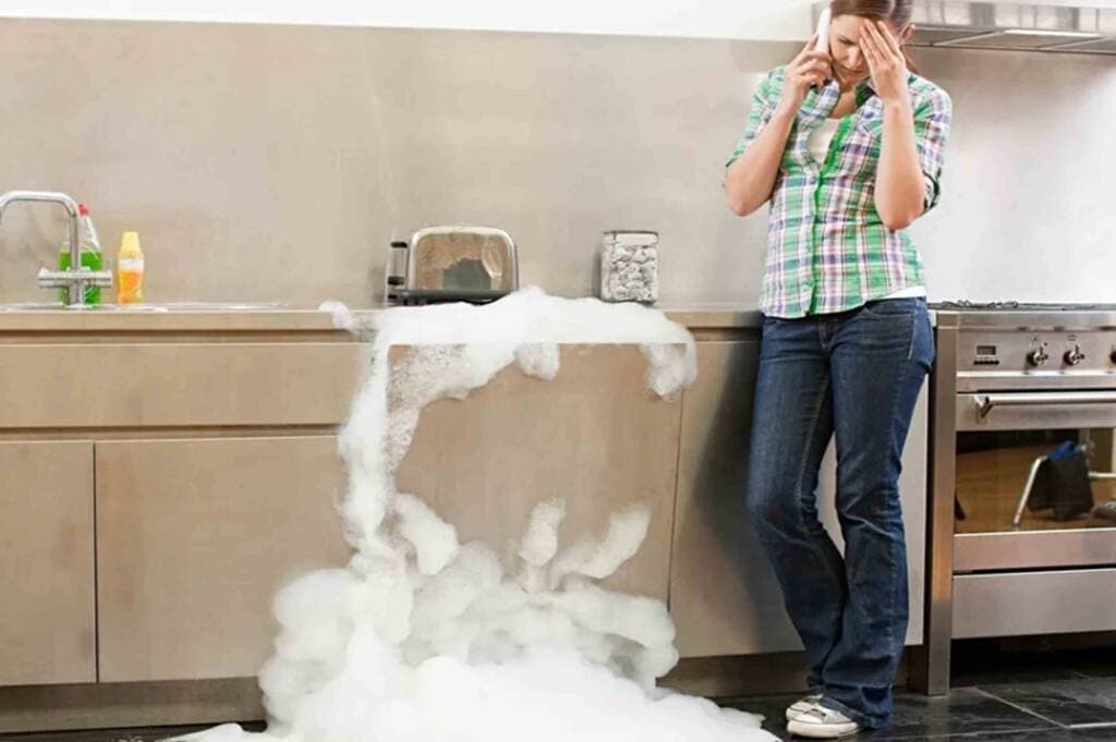 Máy rửa chén bị tràn nước phải làm sao?