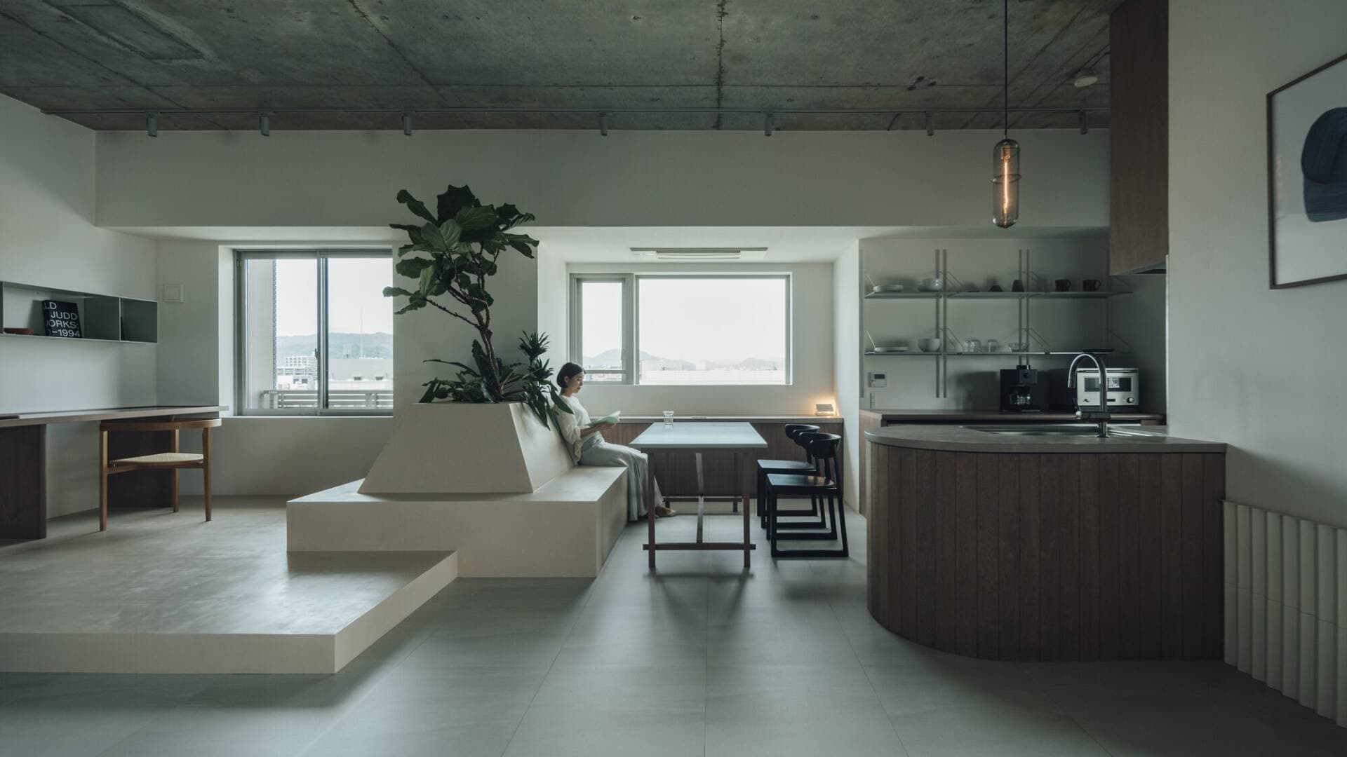 Căn chung cư 50m2 có thiết kế tối giản, tích hợp cả bồn cây vào ghế ngồi