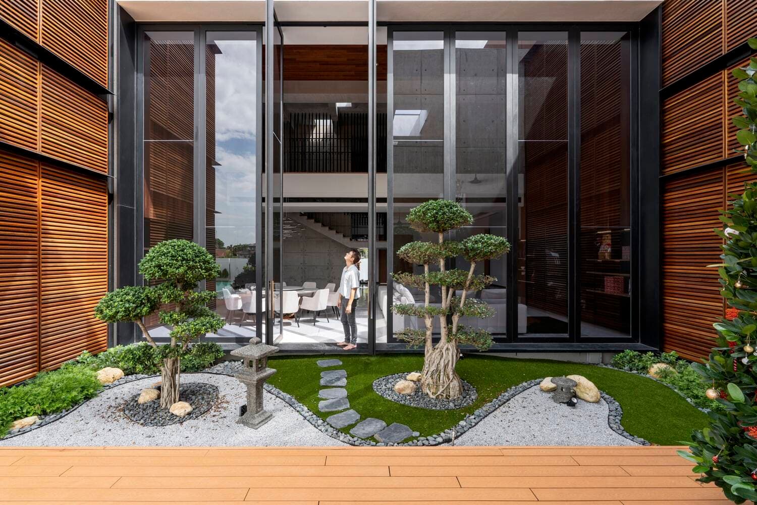 Biệt thự rộng gần 2000m2 dành cho gia đình 3 thế hệ, thiết kế 3 khối nhà riêng biệt nhưng vẫn gắn kết