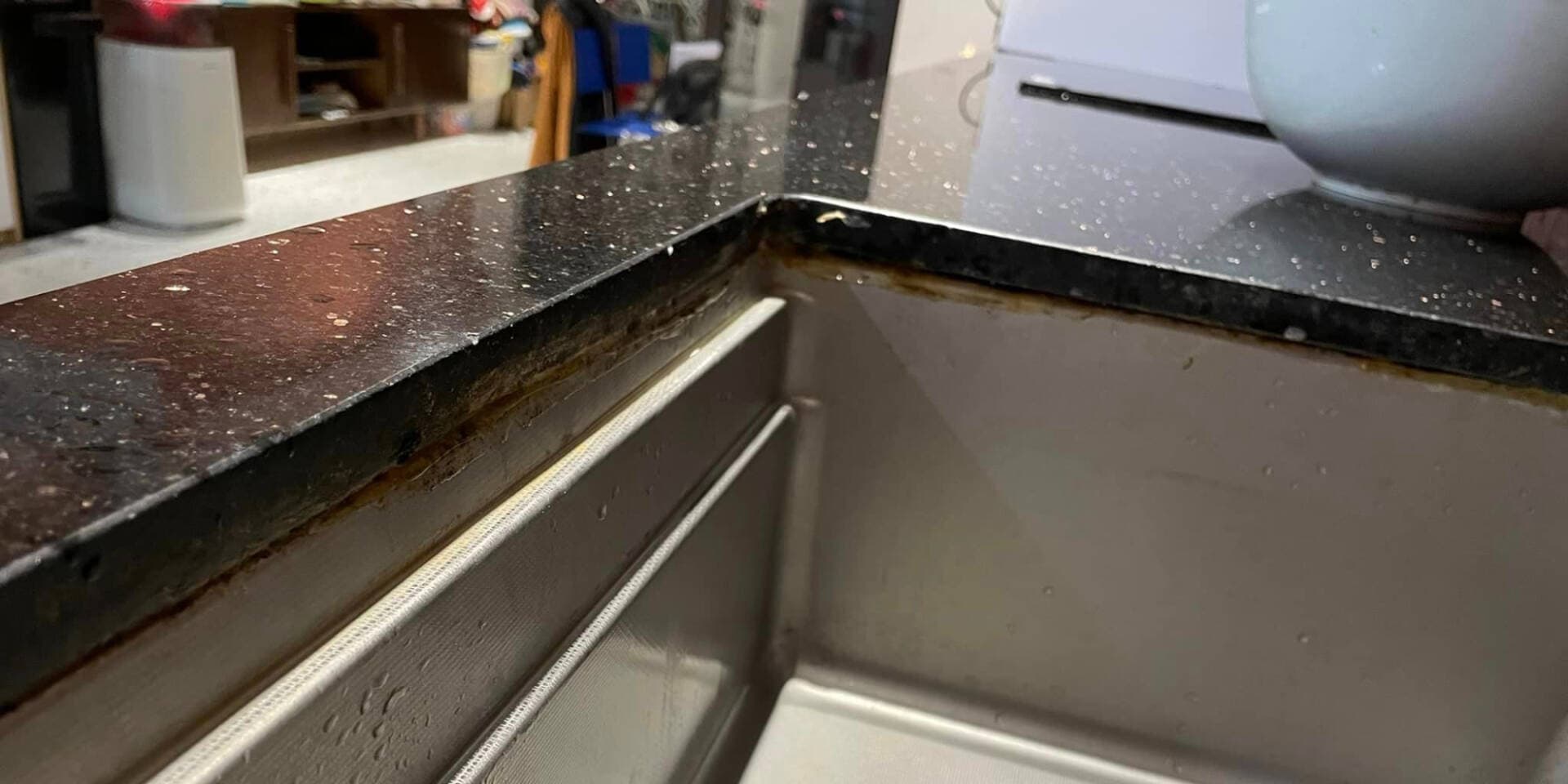 Giải pháp tránh ẩm mốc giữa mép chậu rửa bát âm và đá ốp