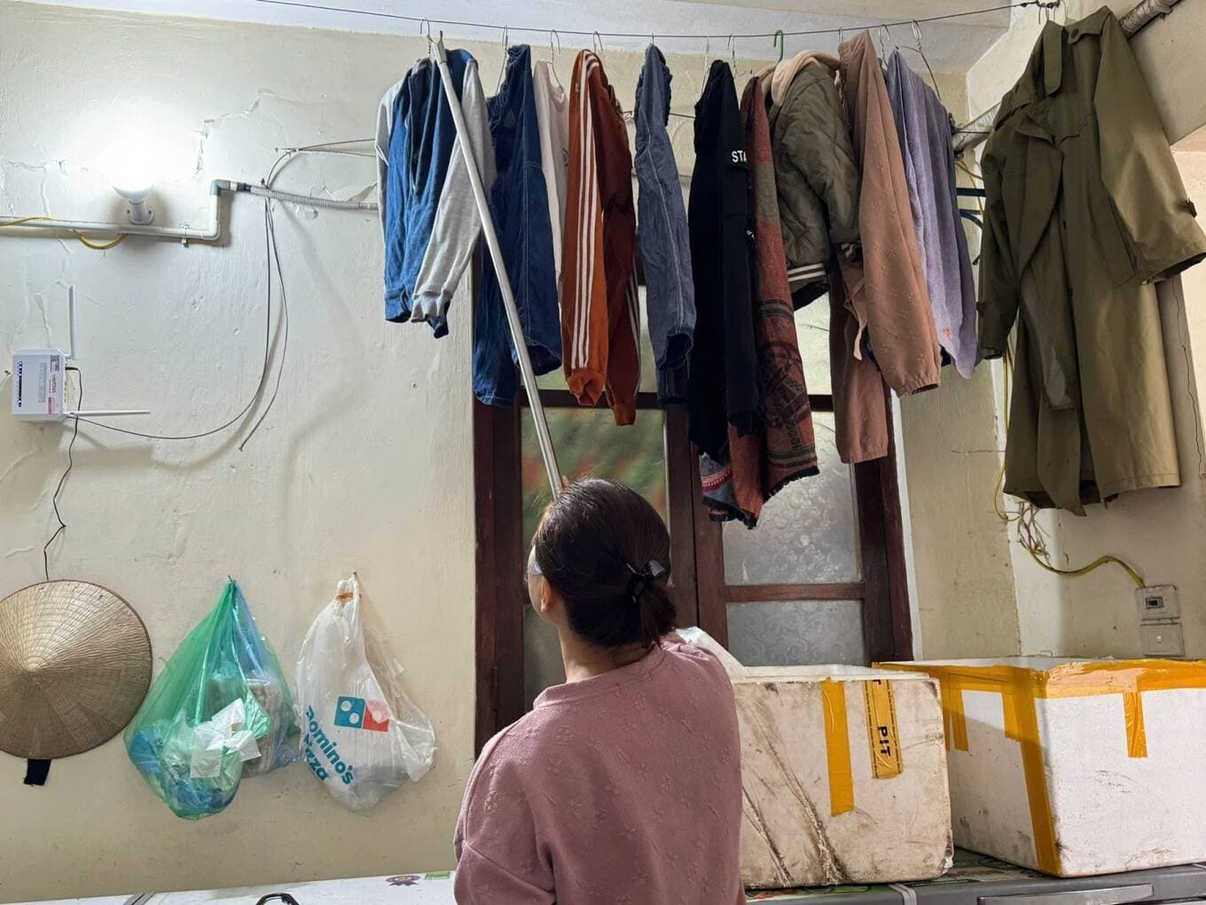 Mùa nồm kéo dài, giặt quần áo thế nào để tránh mùi ẩm mốc khi không có máy sấy?