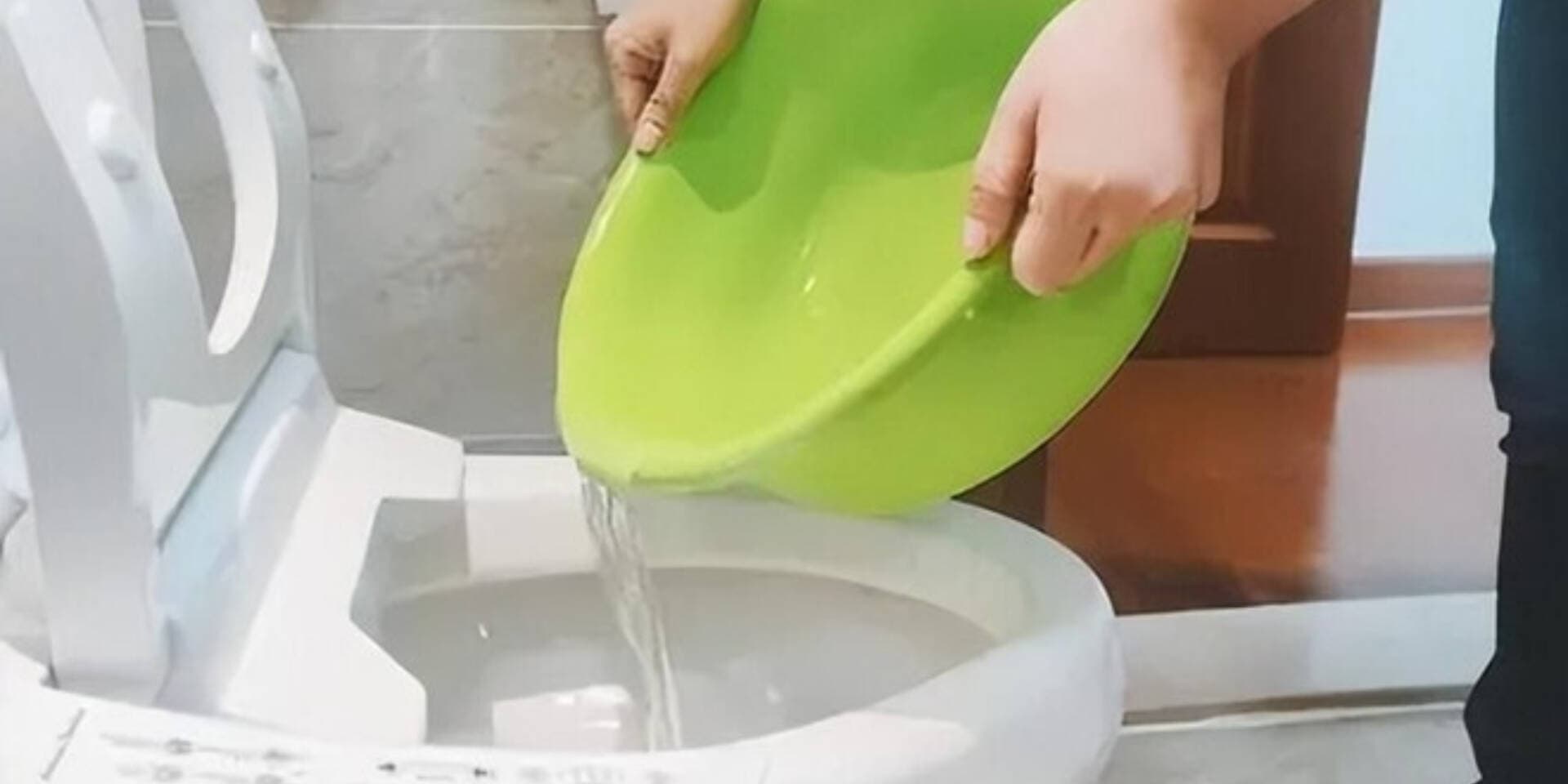 Đổ nước vào bồn cầu để xả: Tiết kiệm hay rước họa vào thân?
