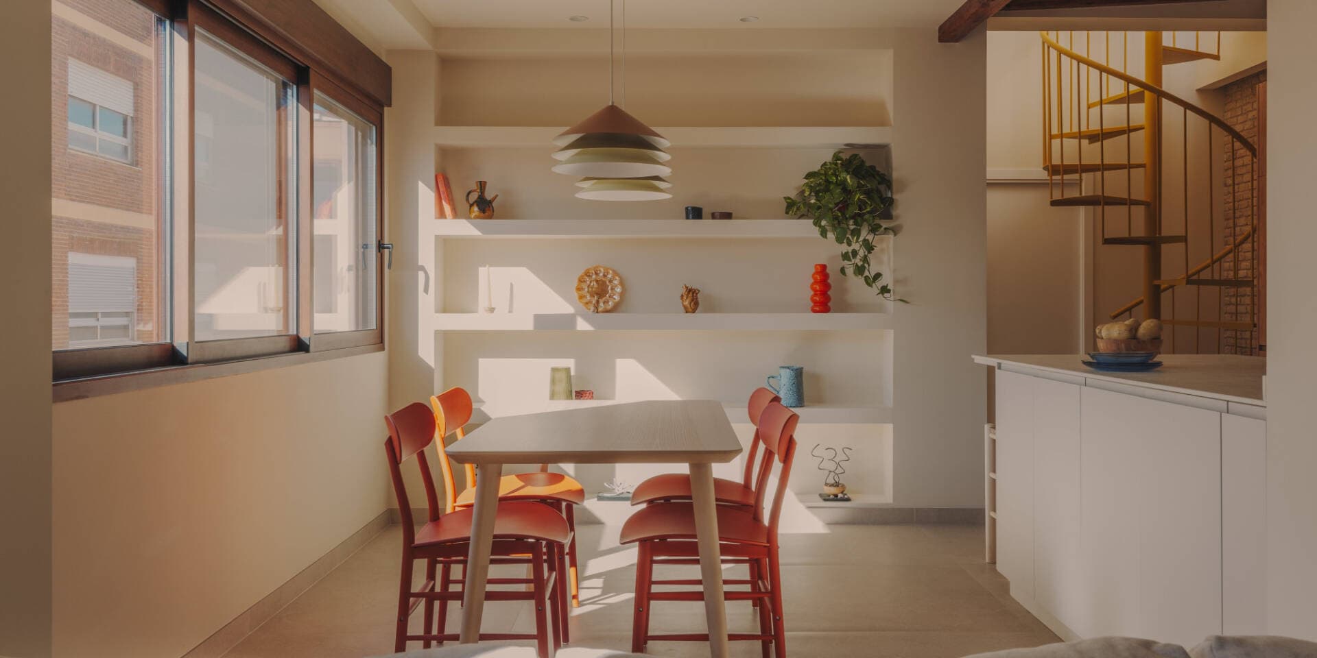 Cải tạo Escaleta House: Giữ dầm gỗ, trần nghiêng, gạch cũ để kể lại một giấc mơ kiến trúc