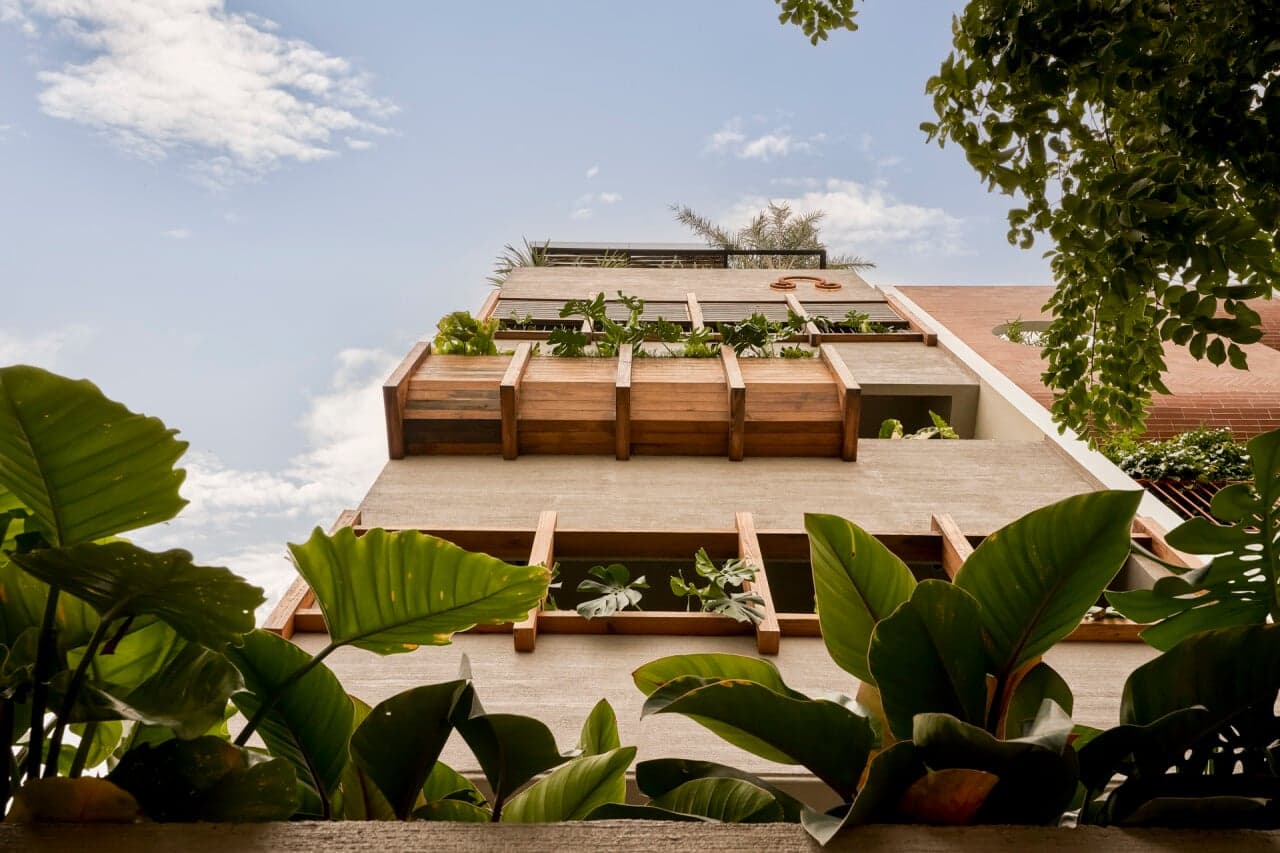 Nhà phố 5 tầng 535m² tại Đà Nẵng phong cách hiện đại, mộc mạc