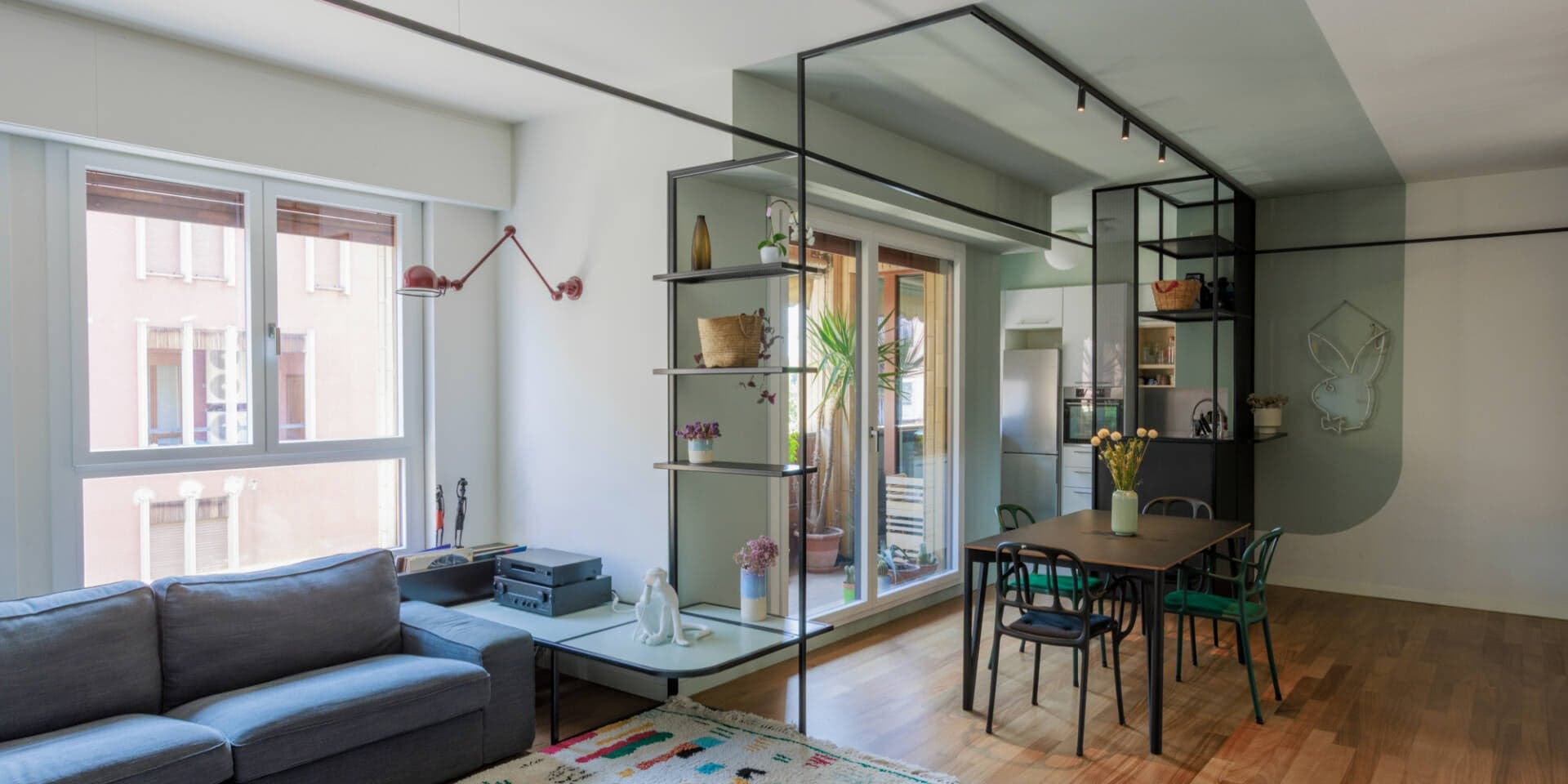 Không đập phá, căn hộ 60m2 tại Milan vẫn rộng thoáng nhờ khung sắt, ánh sáng và bê tông thô
